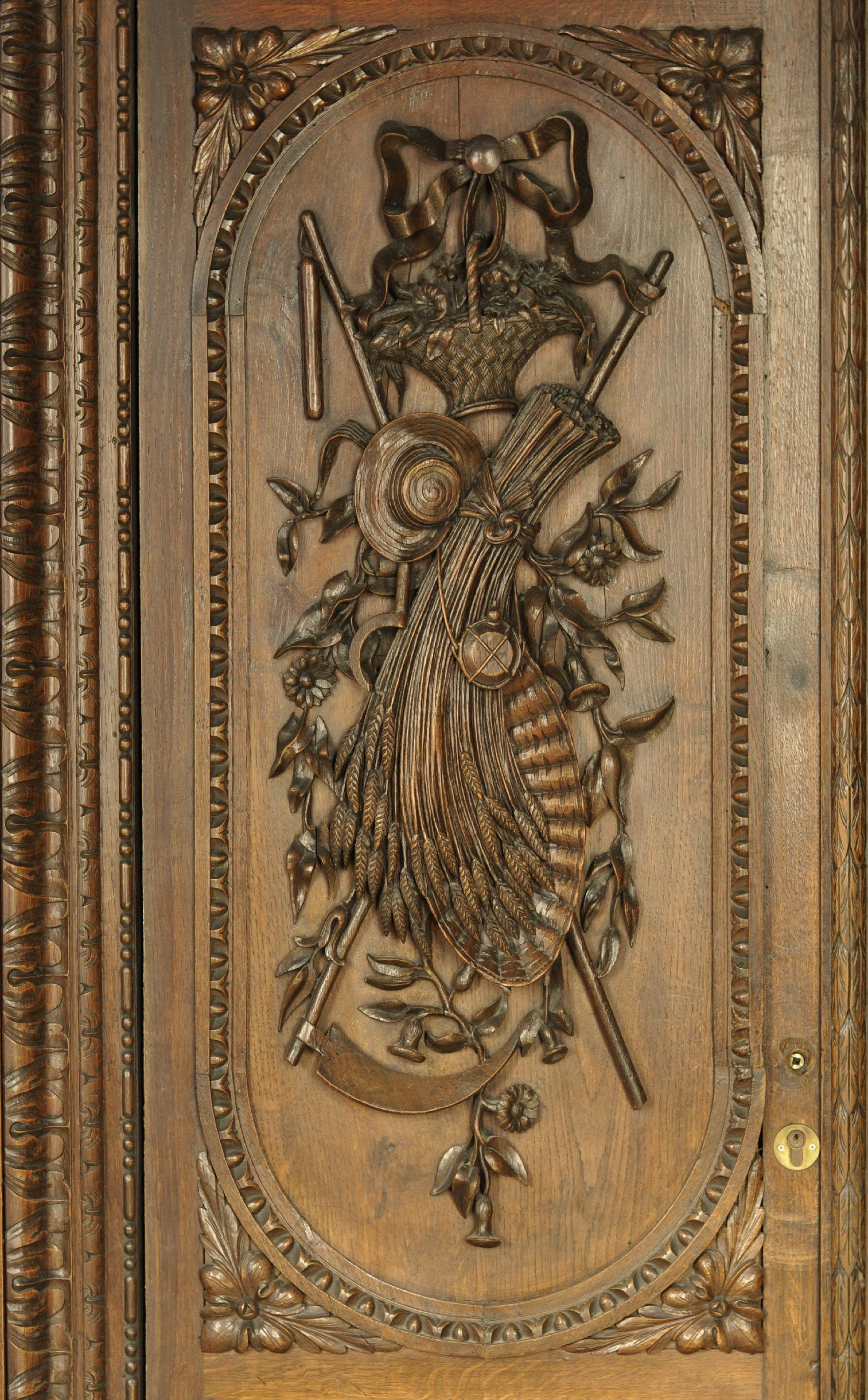 Large antique carved oak wood paneled room In Good Condition For Sale In SAINT-OUEN-SUR-SEINE, FR