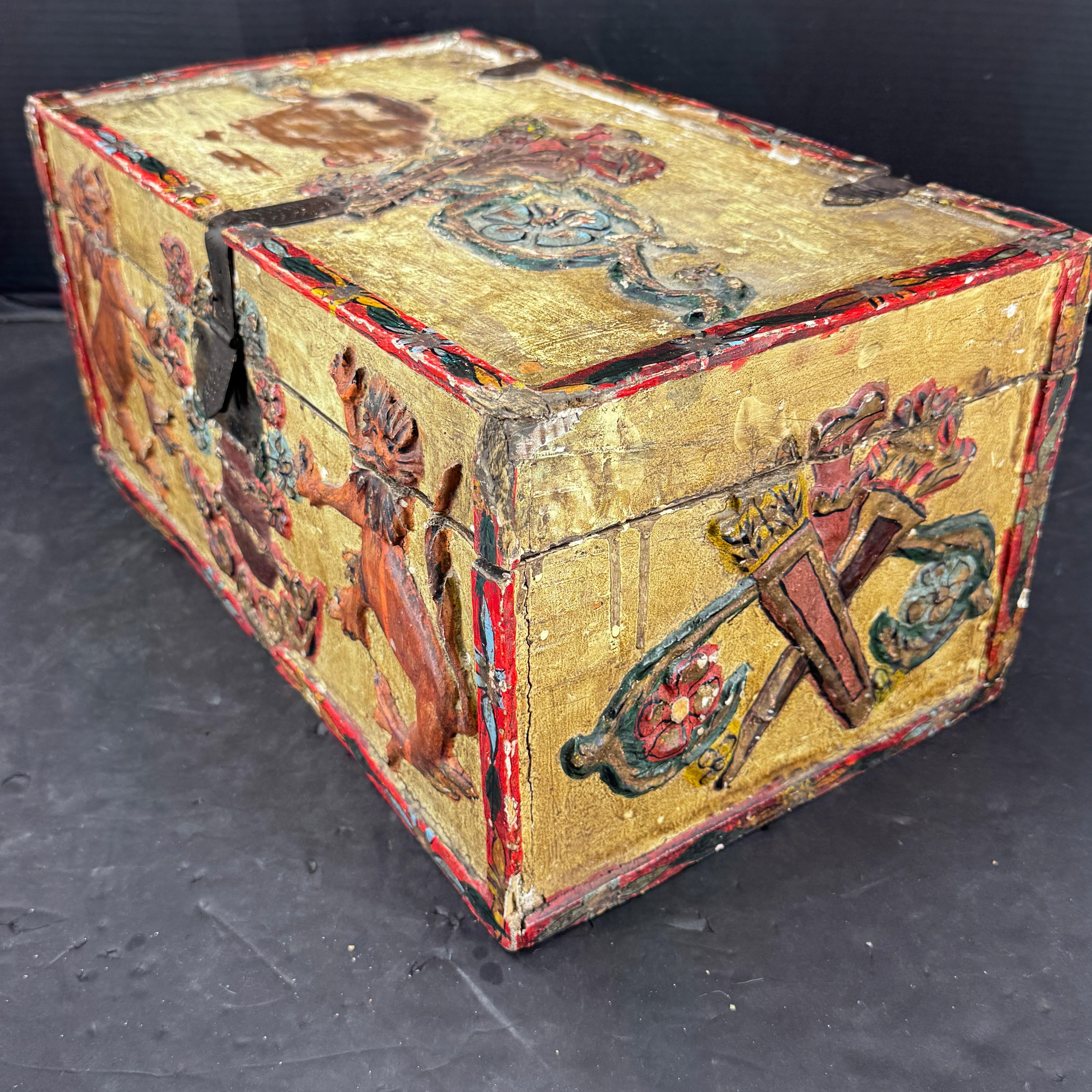 Grande boîte de collection sculptée et peinte avec lions en vente 2