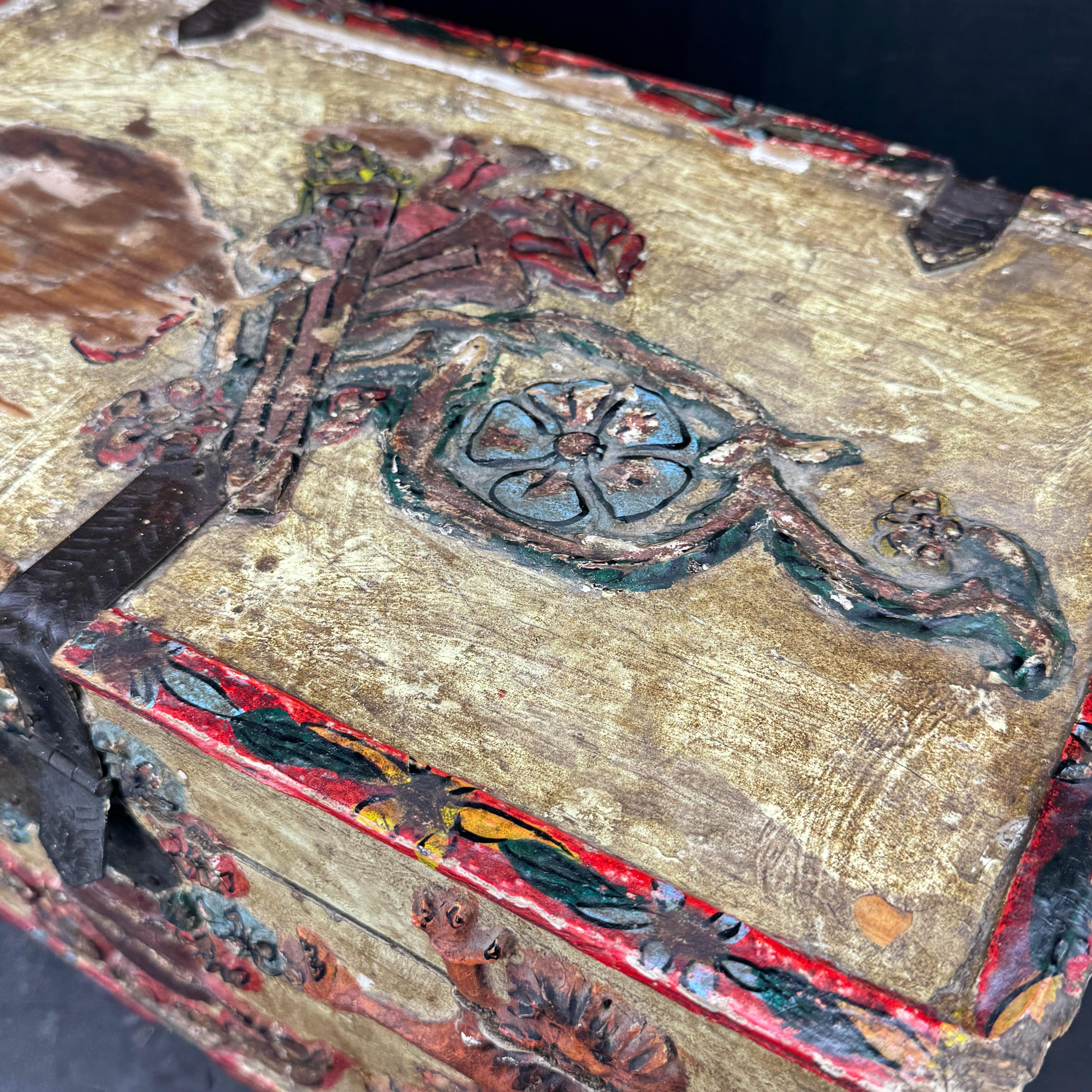 Grande boîte de collection sculptée et peinte avec lions en vente 3