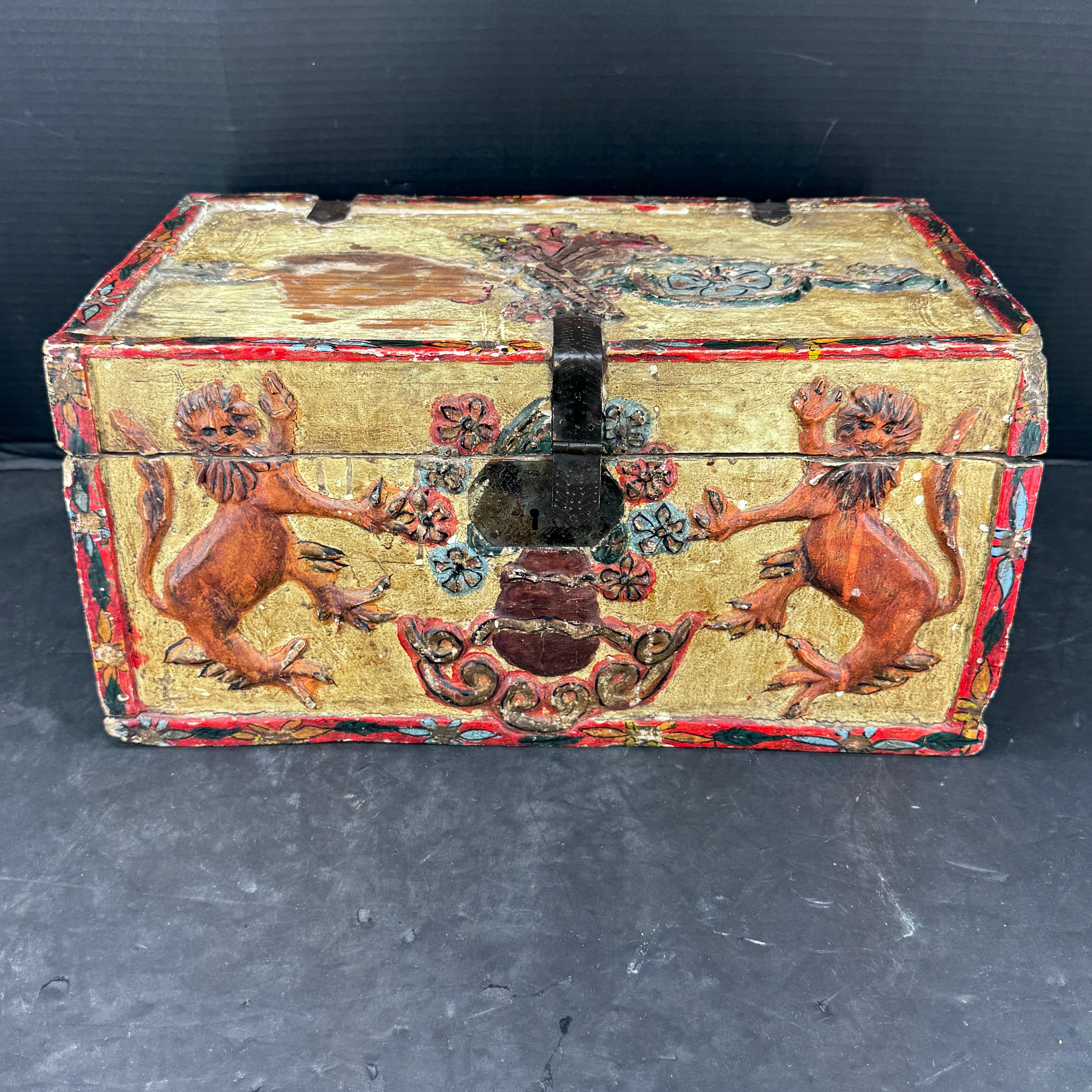 Grande boîte de collection sculptée et peinte avec lions en vente 5