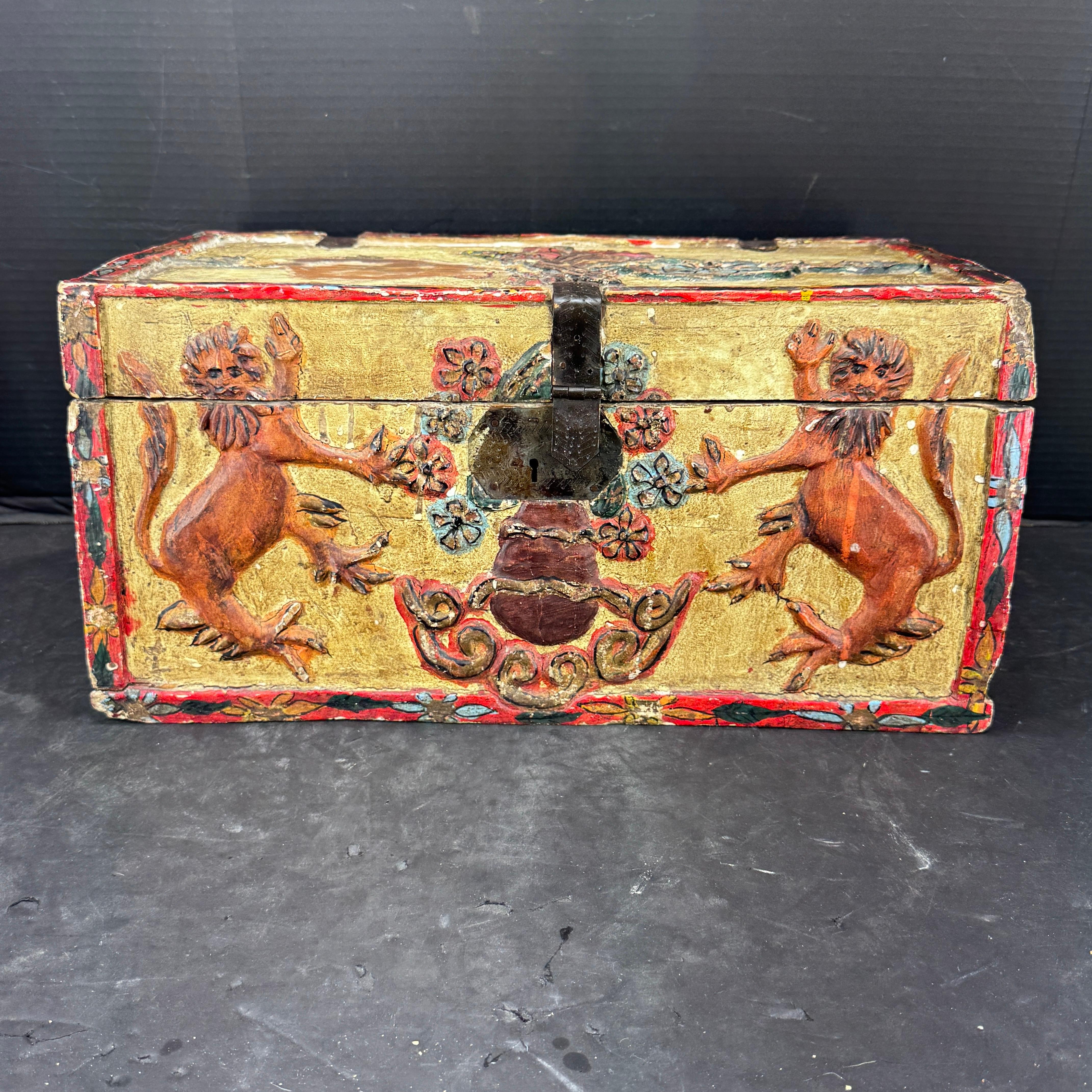 Grande boîte de collection sculptée et peinte avec lions en vente 6