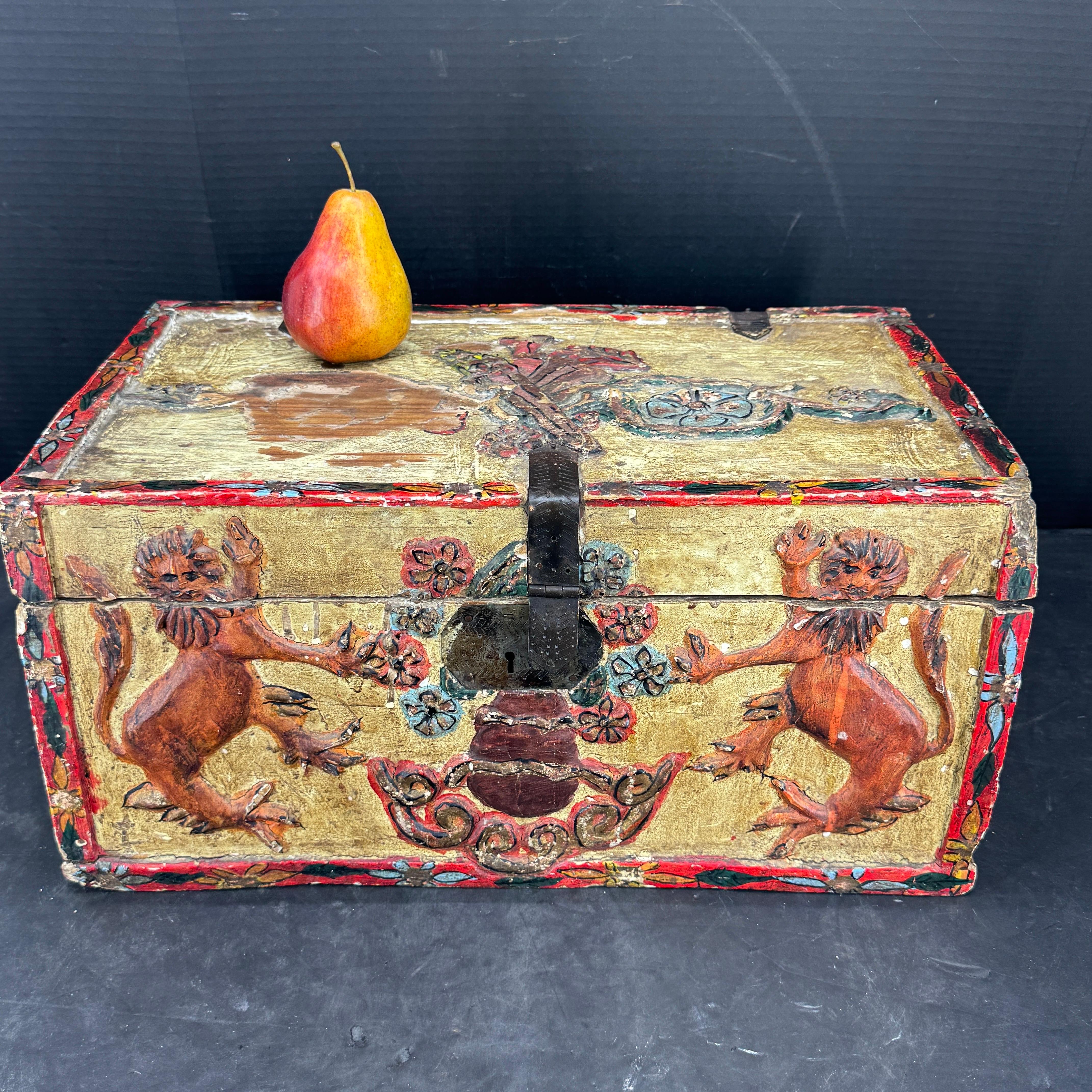 Boîte ancienne en bois sculpté et peint représentant deux lions. Cette boîte rectangulaire est dotée d'un couvercle à charnière en fer. La boîte est parfaite pour les objets de collection ainsi que pour sécuriser les documents importants. Charmant