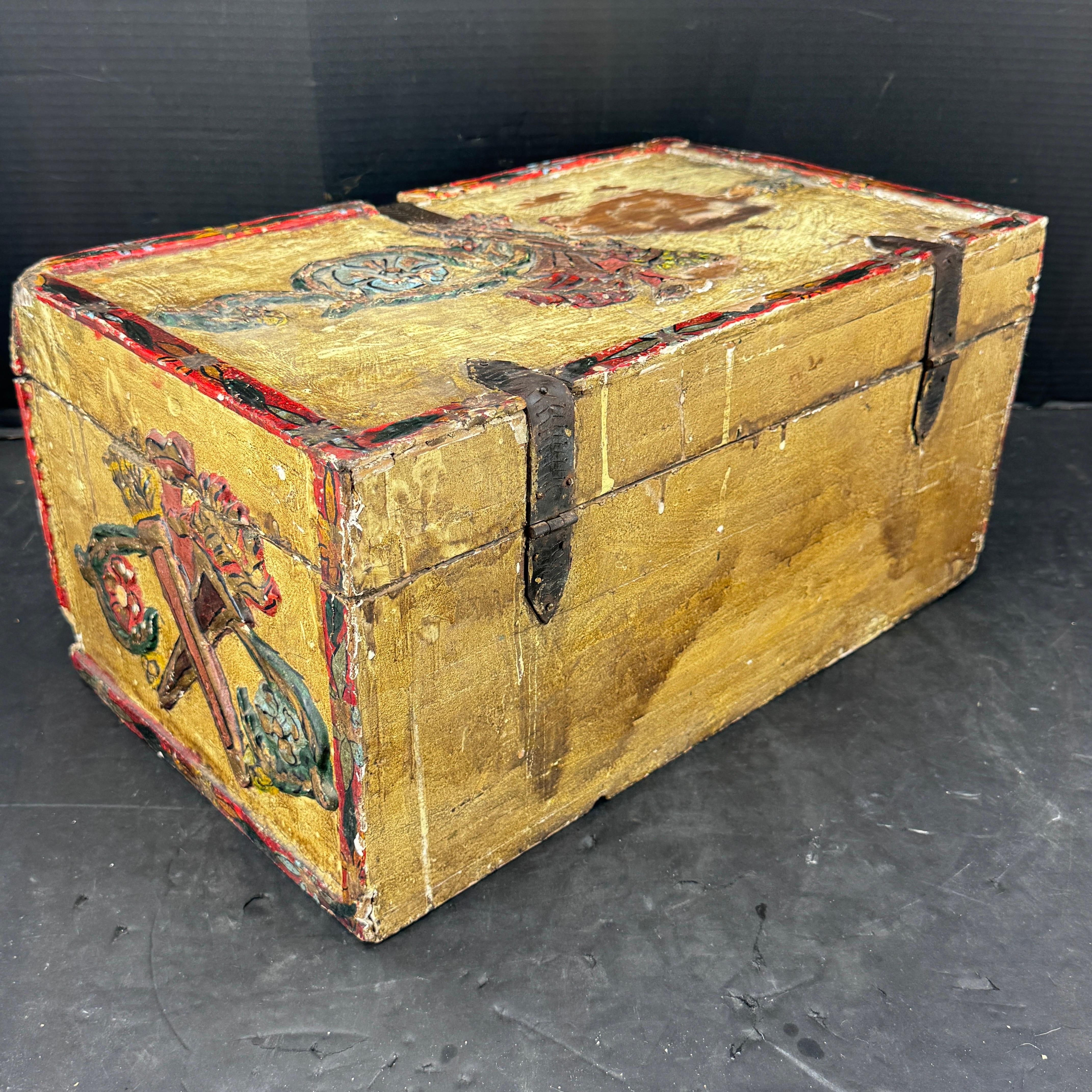 Sculpté Grande boîte de collection sculptée et peinte avec lions en vente
