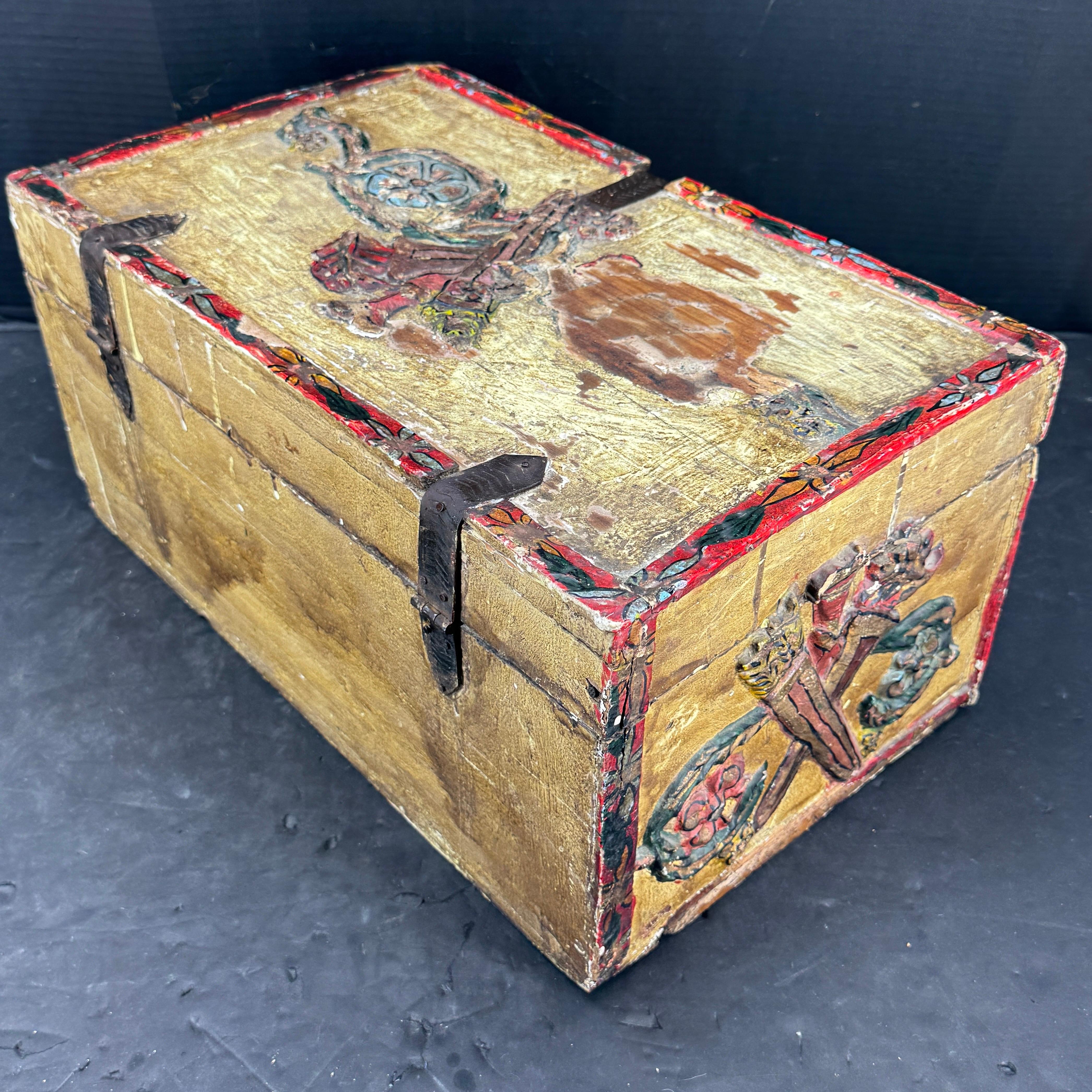 XIXe siècle Grande boîte de collection sculptée et peinte avec lions en vente
