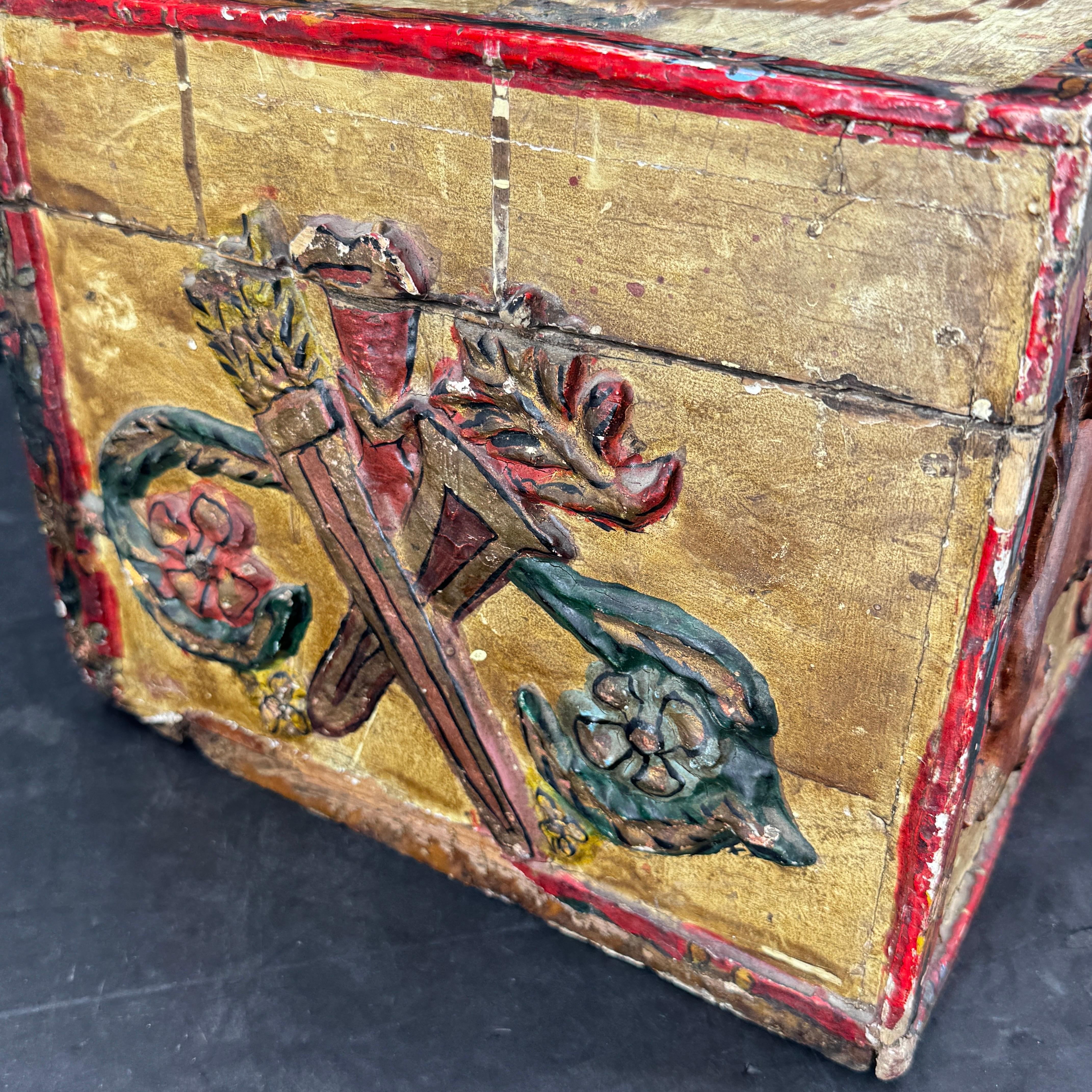 Bois Grande boîte de collection sculptée et peinte avec lions en vente