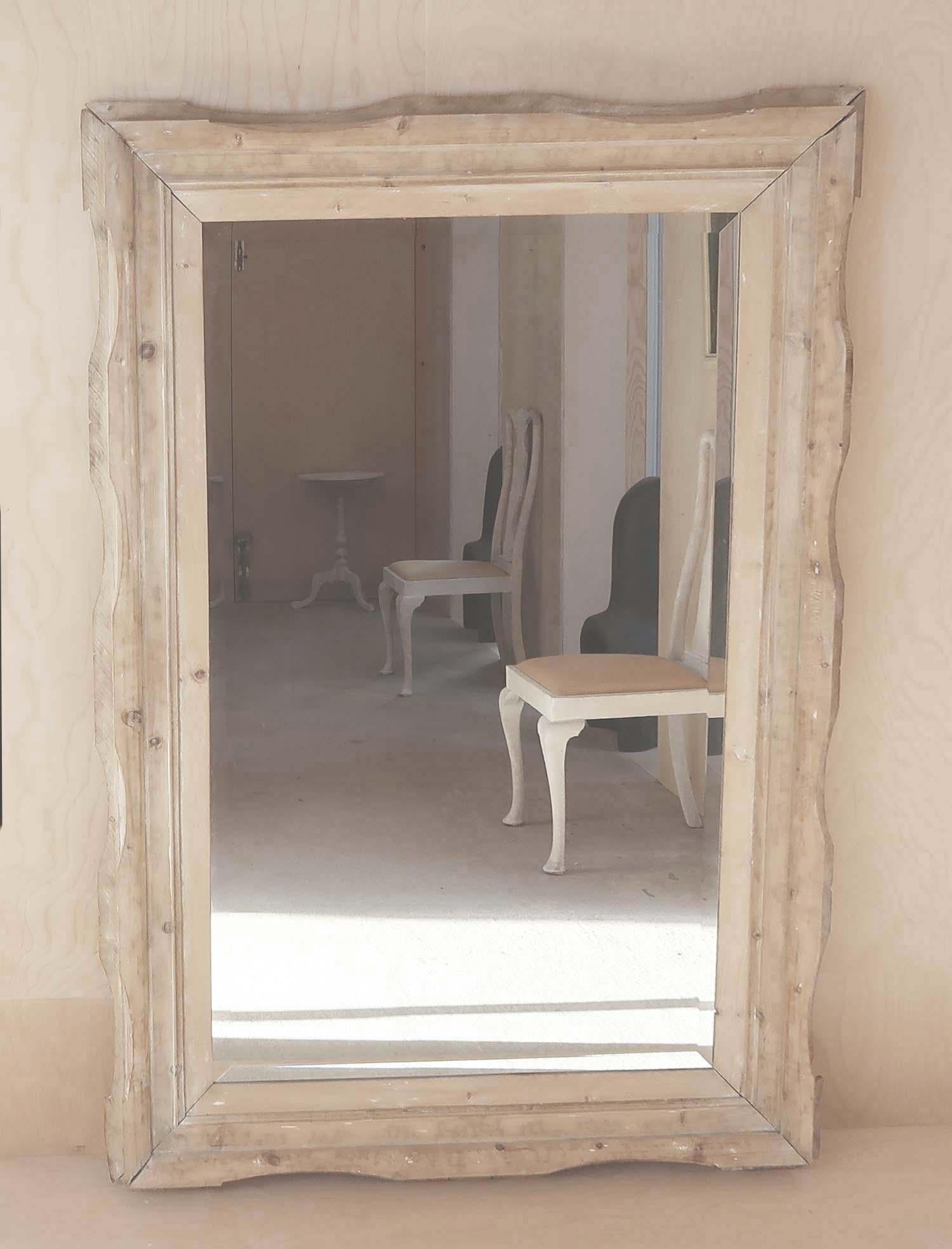 Specchio in pino super intagliato  

Can può essere posizionato in piedi contro una parete o montato a muro (verticale o orizzontale). 

Ottimo look rustico.

La piastra dello specchio smussato è nuova.
 
Spedizione gratuita nel Regno Unito

