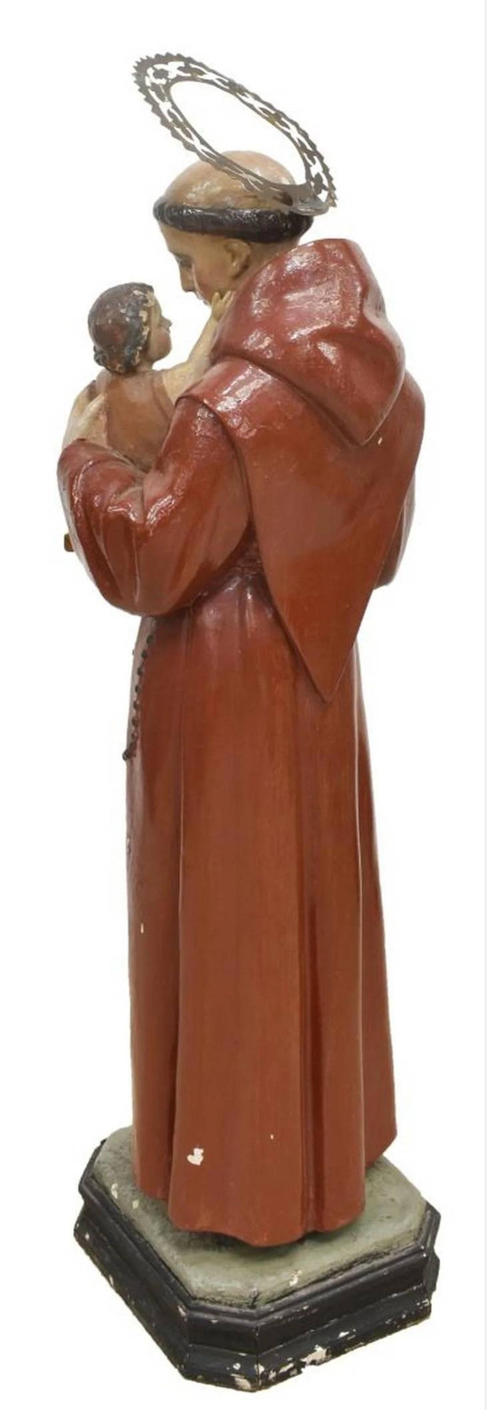 Magnifique figurine d'autel d'église catholique ancienne en bois sculpté et plâtre. La grande sculpture représentant Saint Antoine de Padua, datant de la fin du 19ème / début du 20ème siècle. Représenté en habit franciscain, avec une auréole en