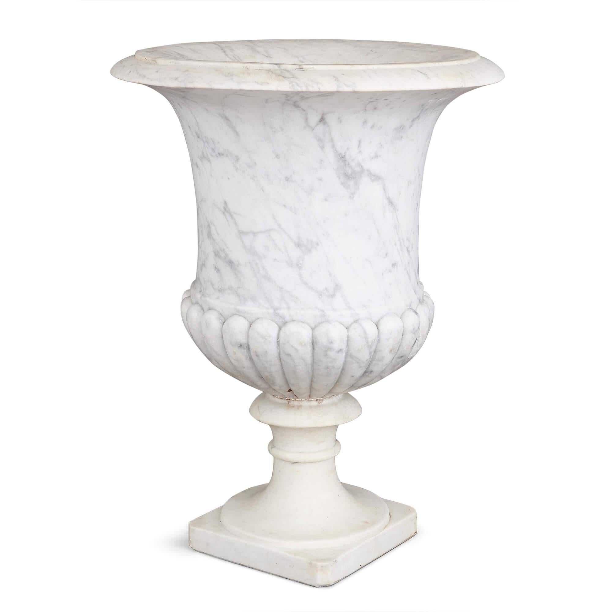 Große antike geschnitzte weiße Marmor Medici Vase Garten Urne (Klassisch-griechisch) im Angebot