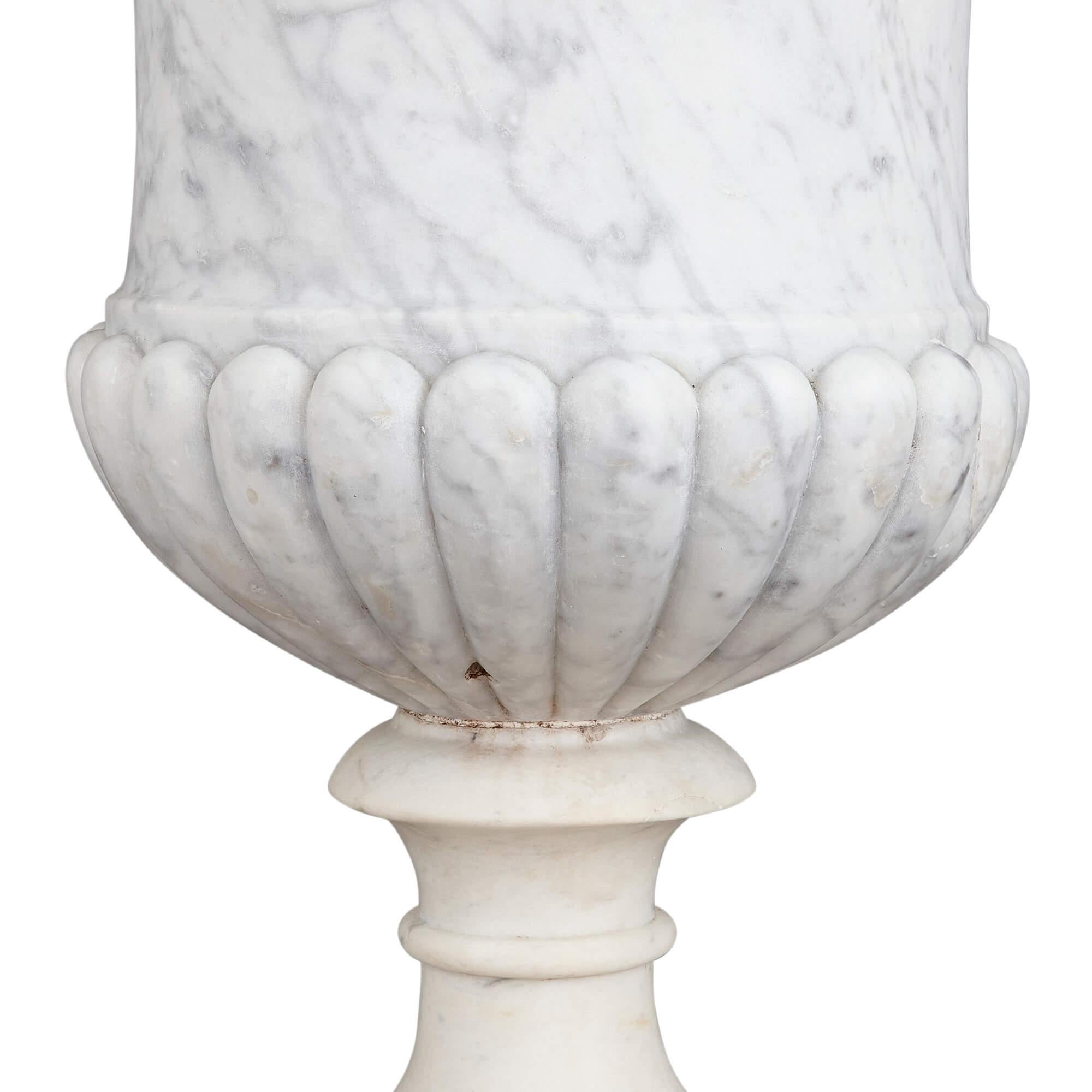 Große antike geschnitzte weiße Marmor Medici Vase Garten Urne (Europäisch) im Angebot
