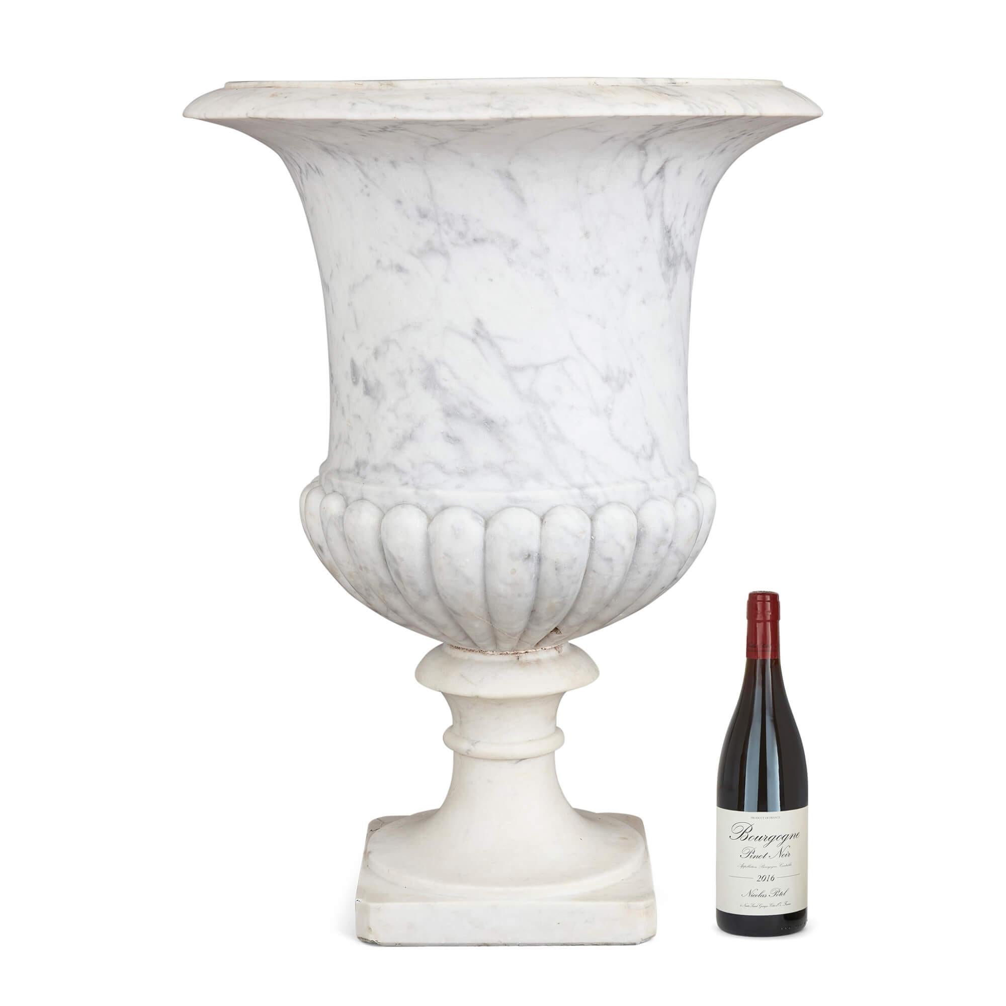 Große antike geschnitzte weiße Marmor Medici Vase Garten Urne im Zustand „Gut“ im Angebot in London, GB