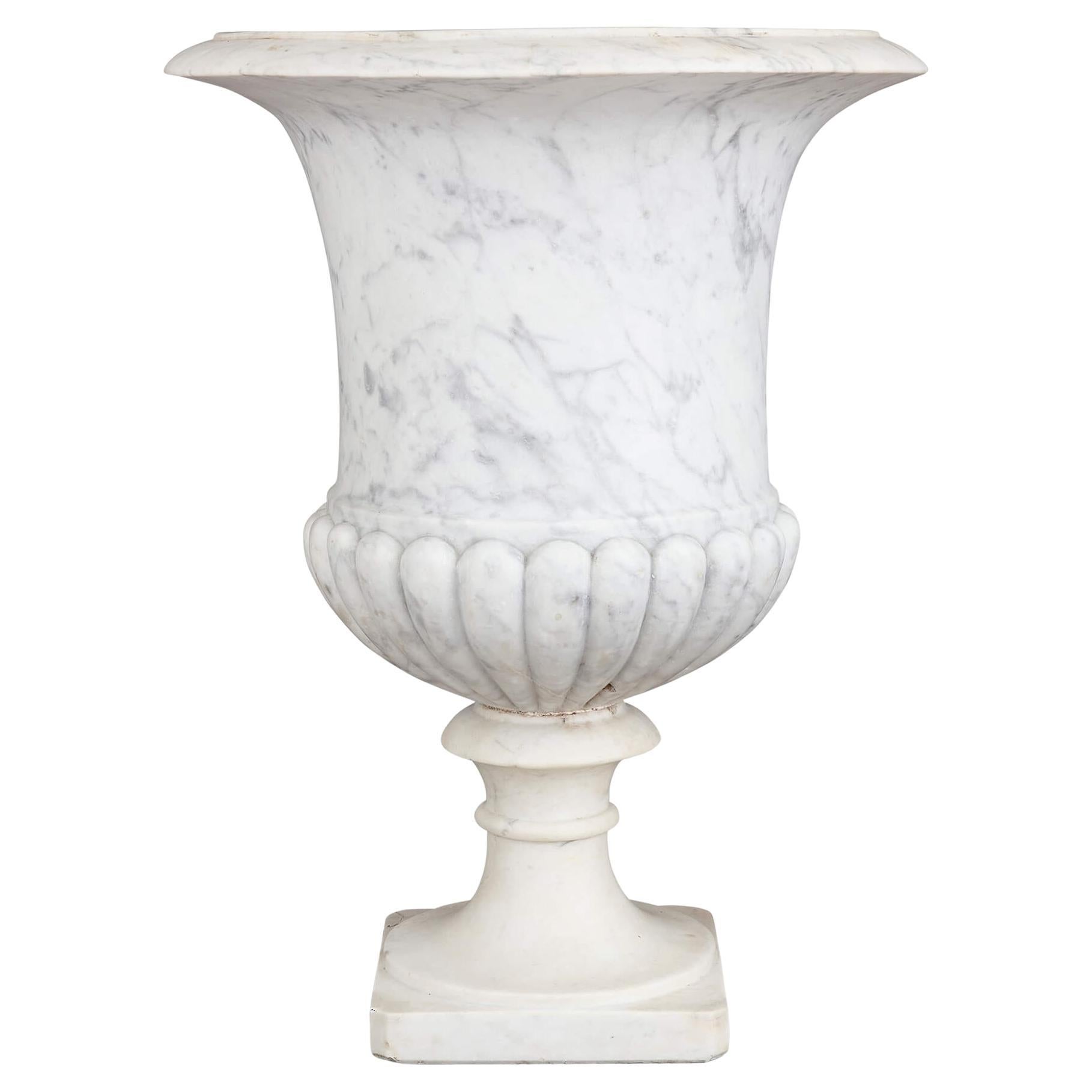 Große antike geschnitzte weiße Marmor Medici Vase Garten Urne im Angebot
