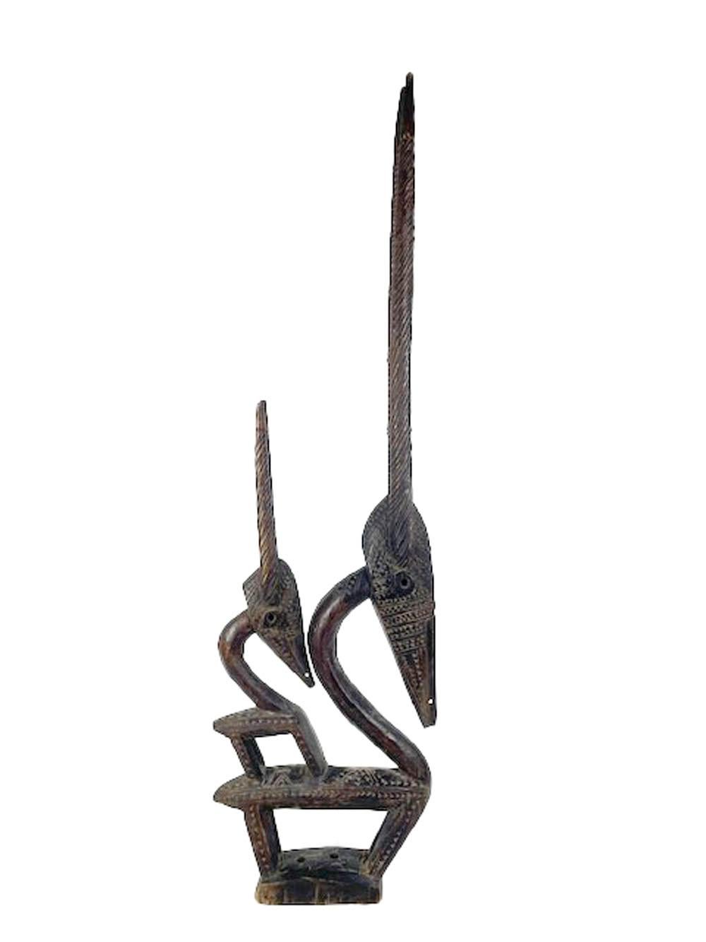 Sculpté à la main Grande figurine antique d'antiquité en bois sculpté représentant une antérieure féminine Bambara Chi Wara en vente