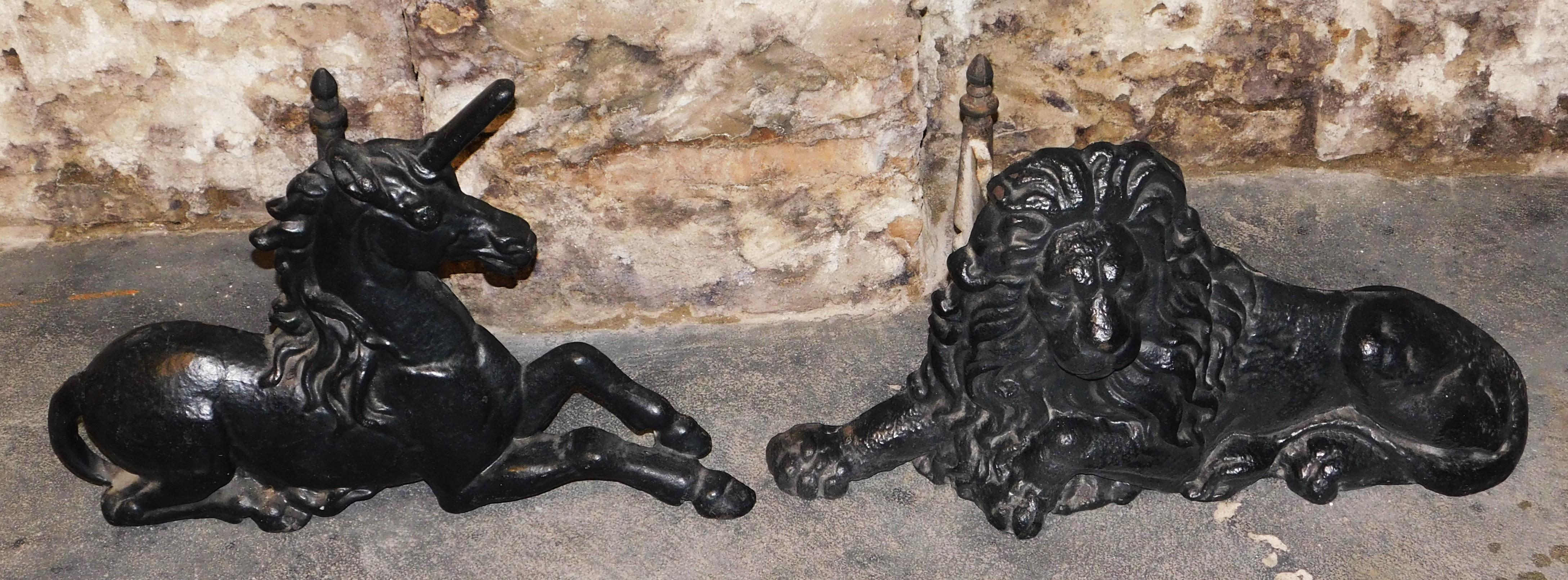 Große antike englische Gusseisen-Kamin-Feuerböcke mit Löwen und Einhorn aus Gusseisen im Angebot 2