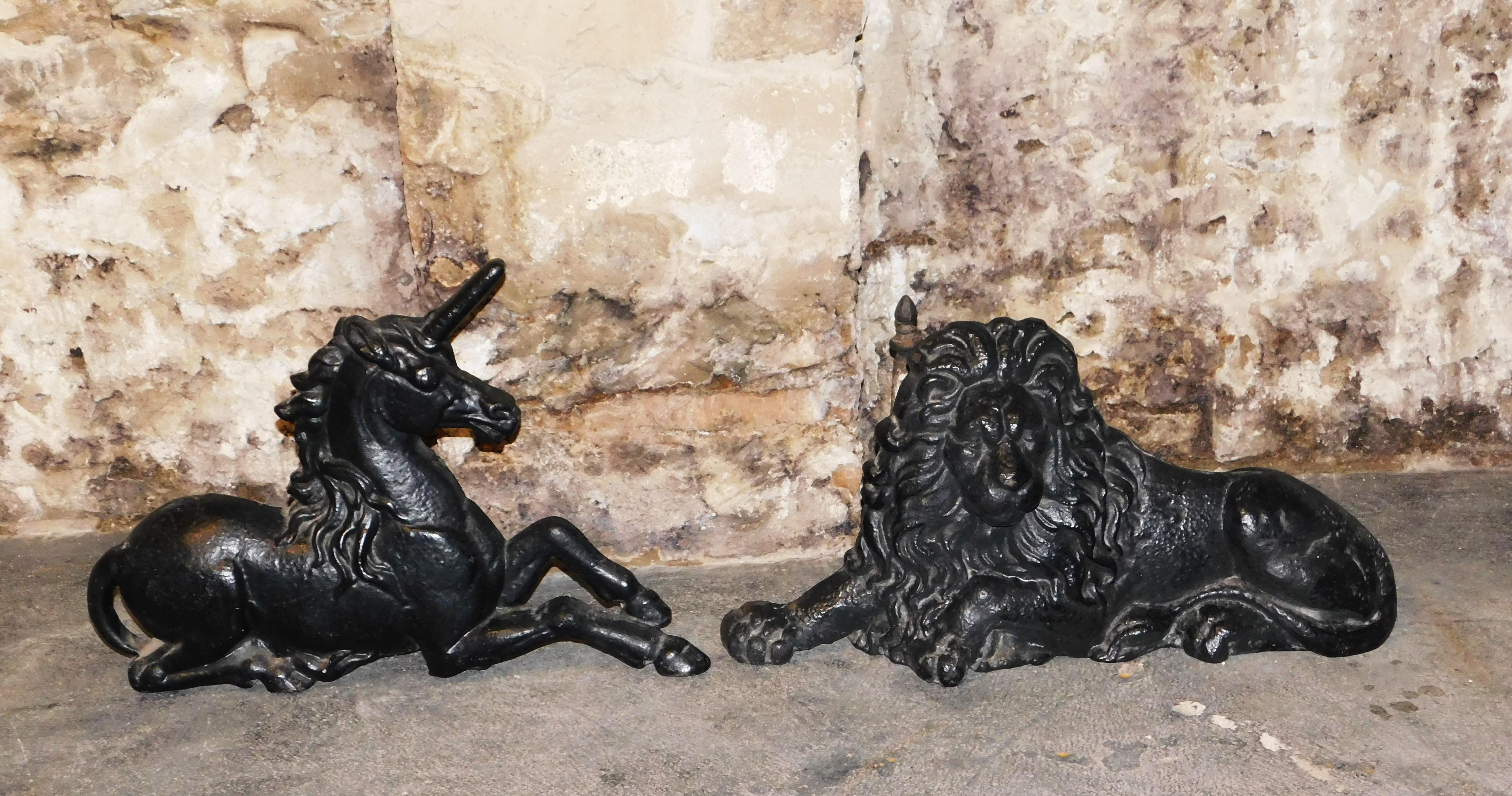 Große antike englische Gusseisen-Kamin-Feuerböcke mit Löwen und Einhorn aus Gusseisen im Angebot 3
