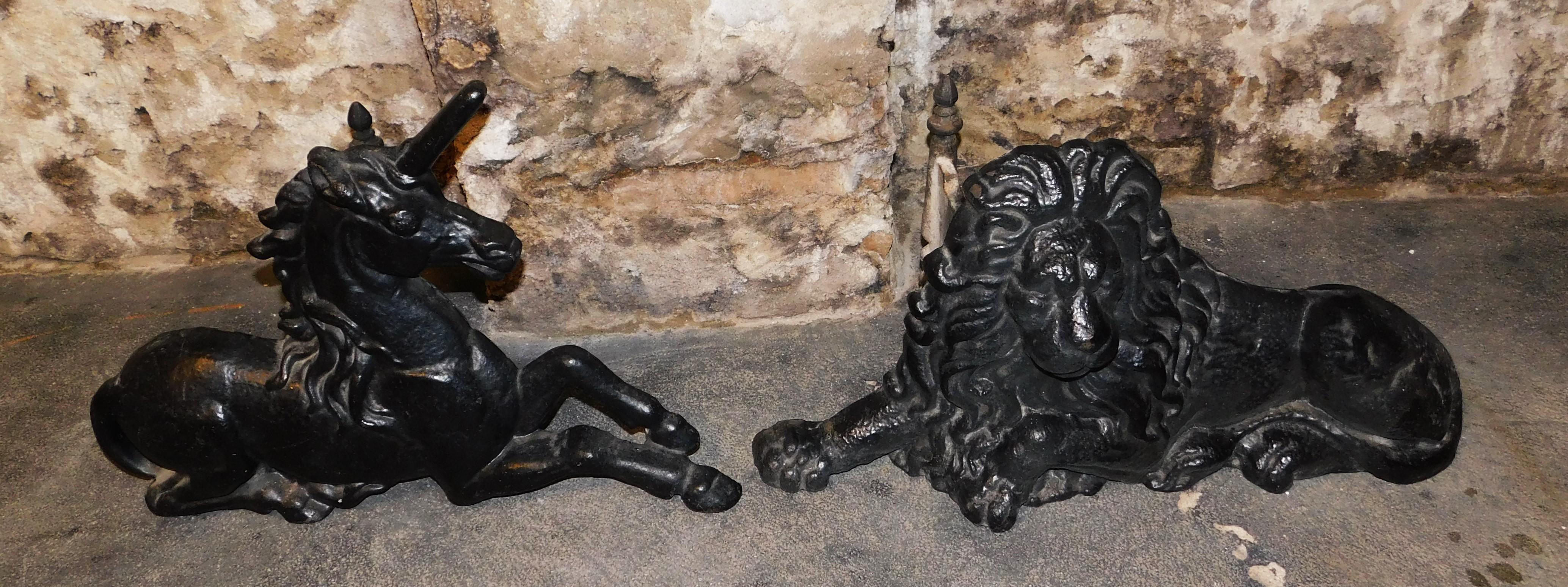 Viktorianischer Löwe und Einhorn aus Gusseisen, schwarz lackiert, als Kaminschmuck. Sie sind Symbole für das Vereinigte Königreich, der Löwe steht für England und das Einhorn für Schottland. Die Kombination geht auf die Thronbesteigung von James I.