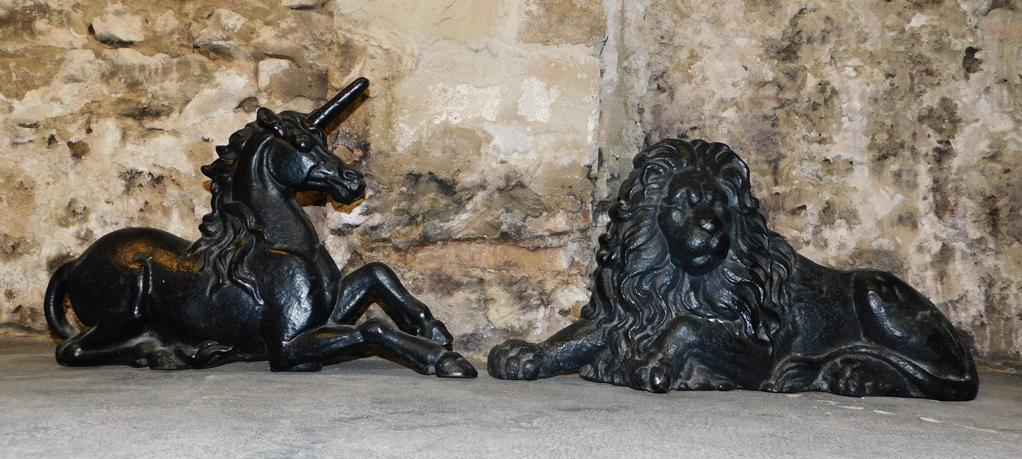 Große antike englische Gusseisen-Kamin-Feuerböcke mit Löwen und Einhorn aus Gusseisen (Viktorianisch) im Angebot