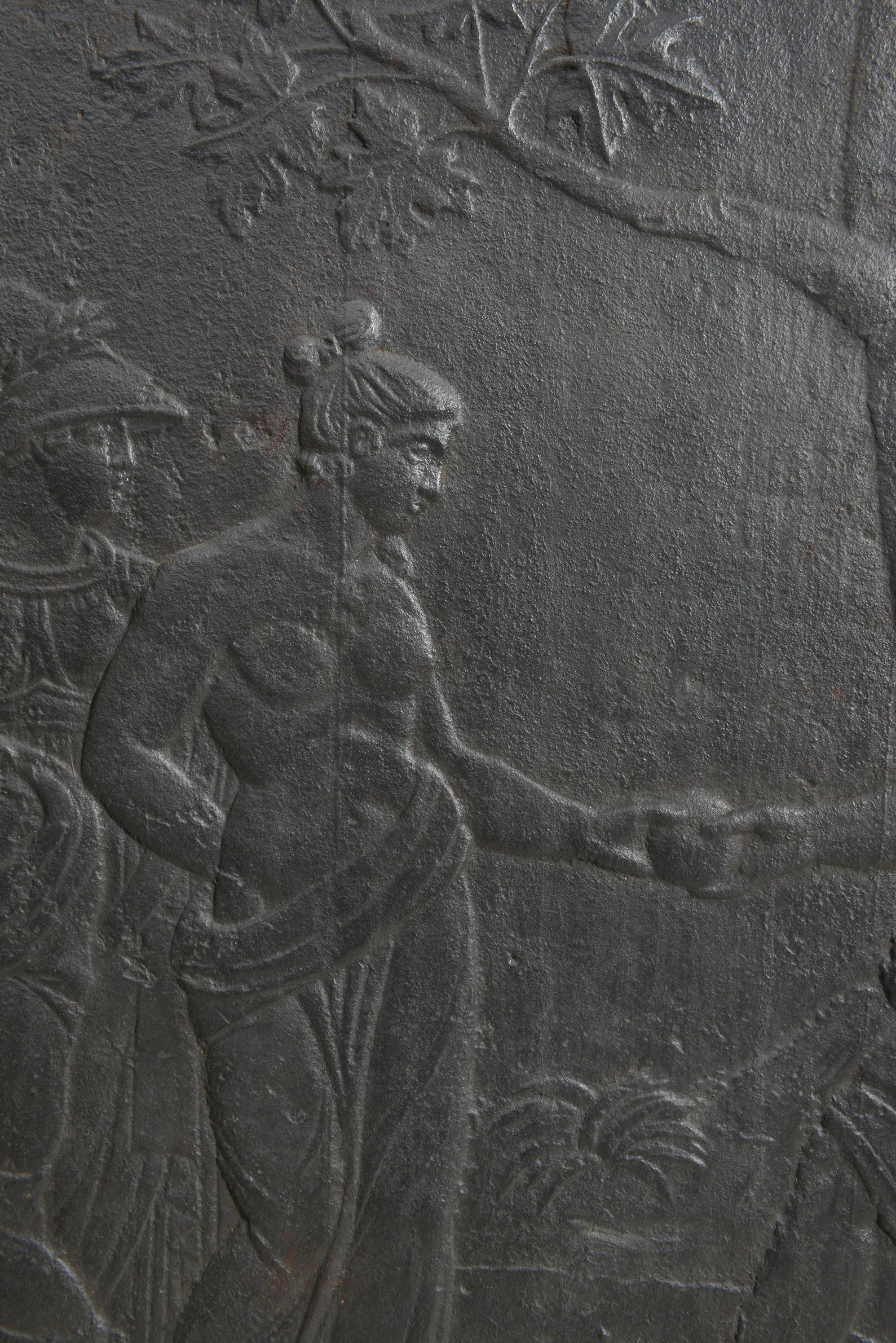 Francese Grande focolare antico in ghisa con scena mitologica in vendita