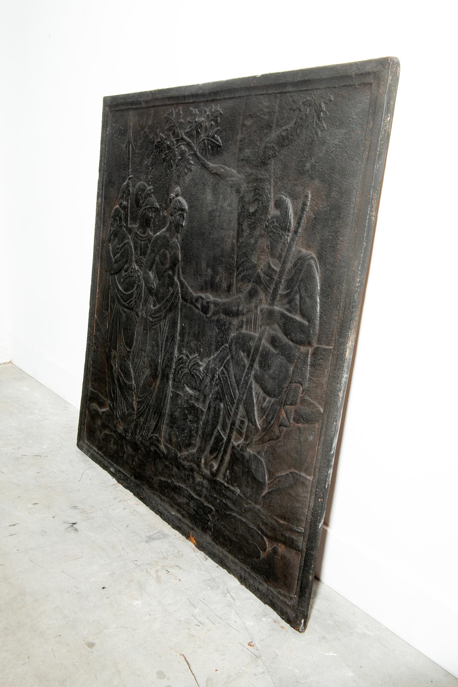 Calco Grande focolare antico in ghisa con scena mitologica in vendita