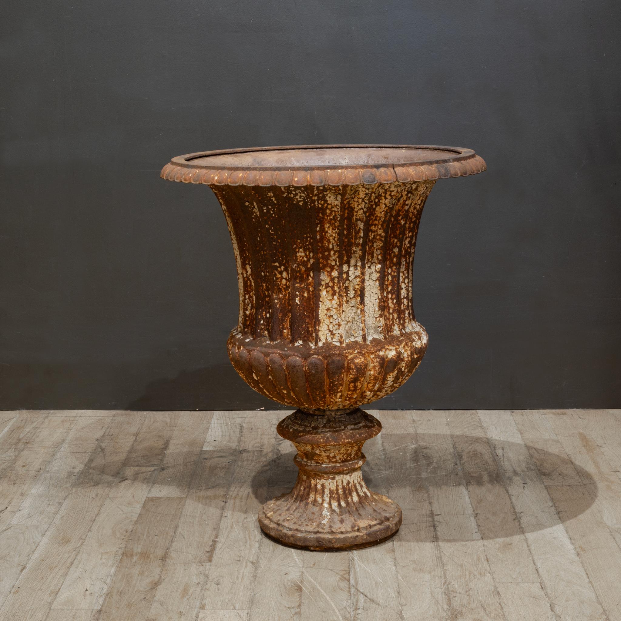 Industriale Large Antique Cast Iron Garden Urn in vendita