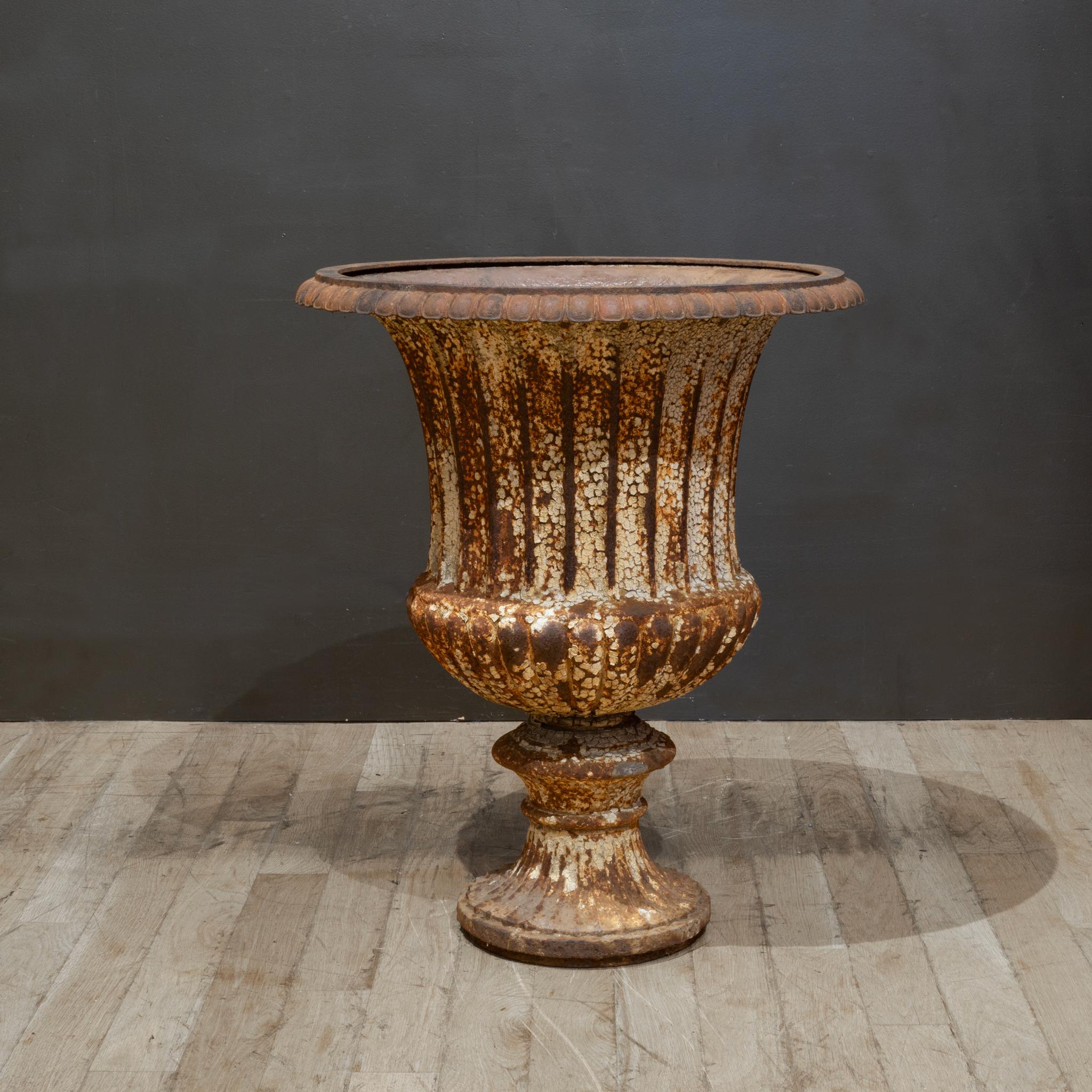 Americano Large Antique Cast Iron Garden Urn in vendita