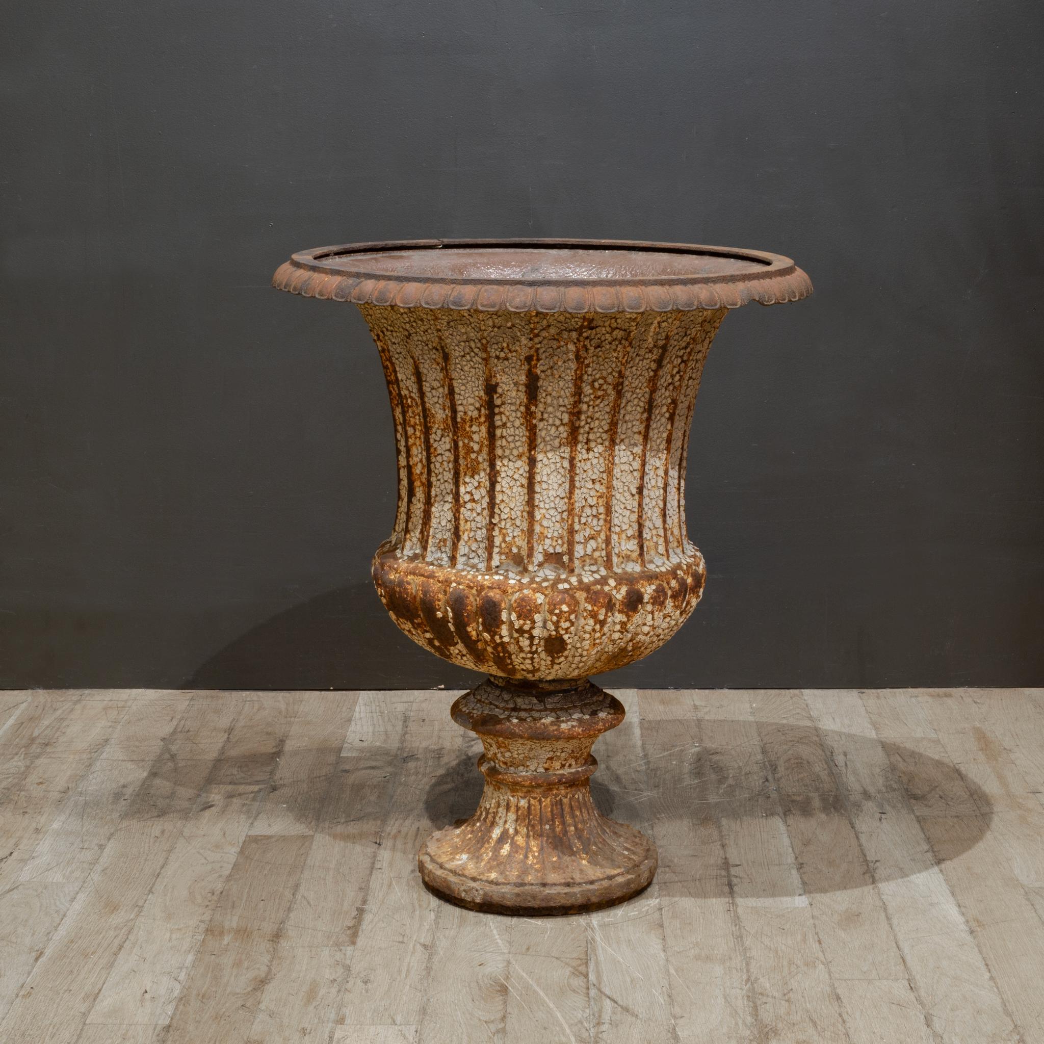Calco Large Antique Cast Iron Garden Urn in vendita