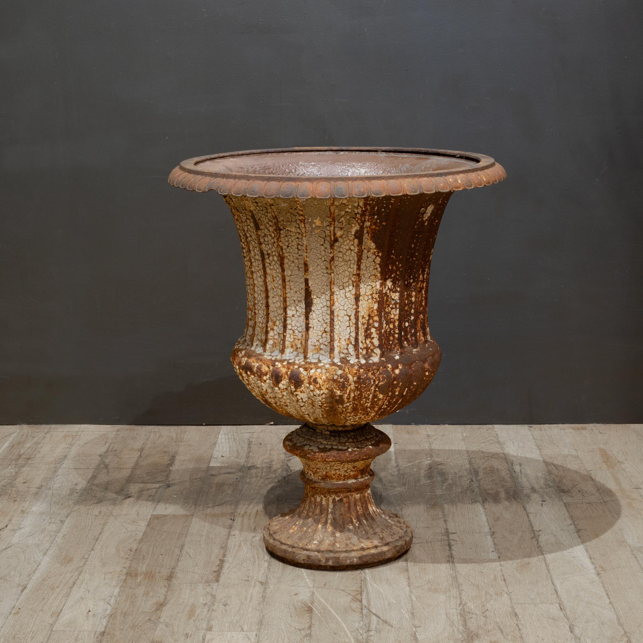 Large Antique Cast Iron Garden Urn In condizioni buone in vendita a San Francisco, CA