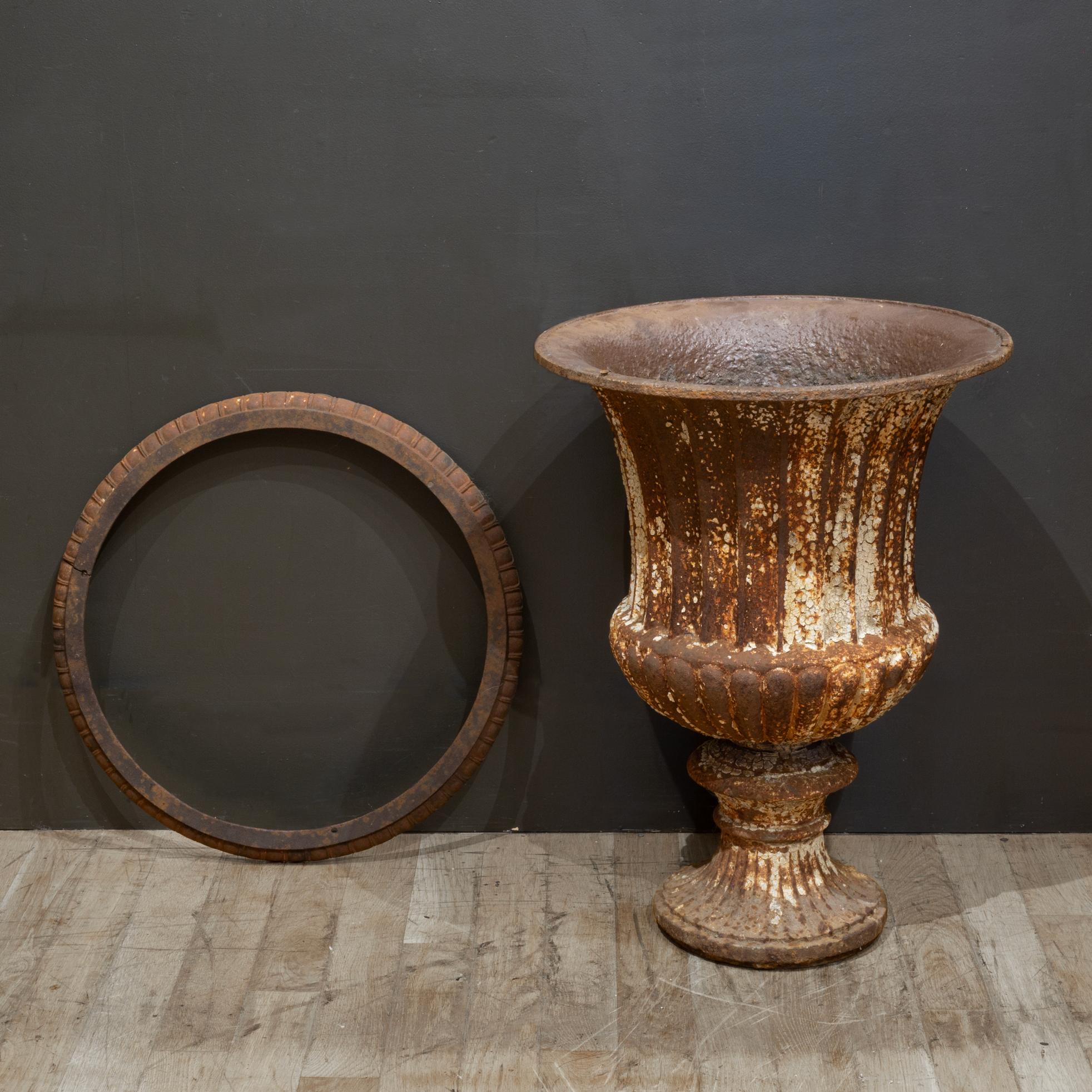 Large Antique Cast Iron Garden Urn in vendita 1