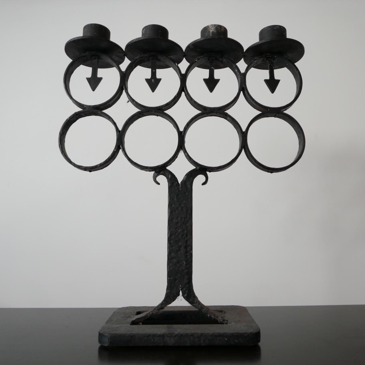 Un grande candeliere a quattro luci in ghisa. 

Svezia, XIX secolo. 

Di grandi dimensioni e in buone condizioni. 

Dimensioni perfette per la mensola del camino o il tavolo della sala da pranzo. 

Dimensioni: 53 L x 20 P x 62 H in cm.