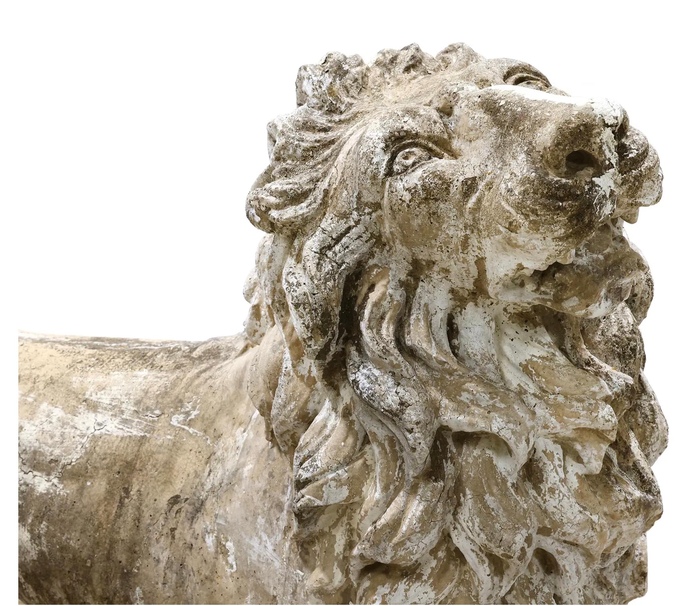 Néoclassique Grande statue antique de lion gardien en pierre moulée en vente