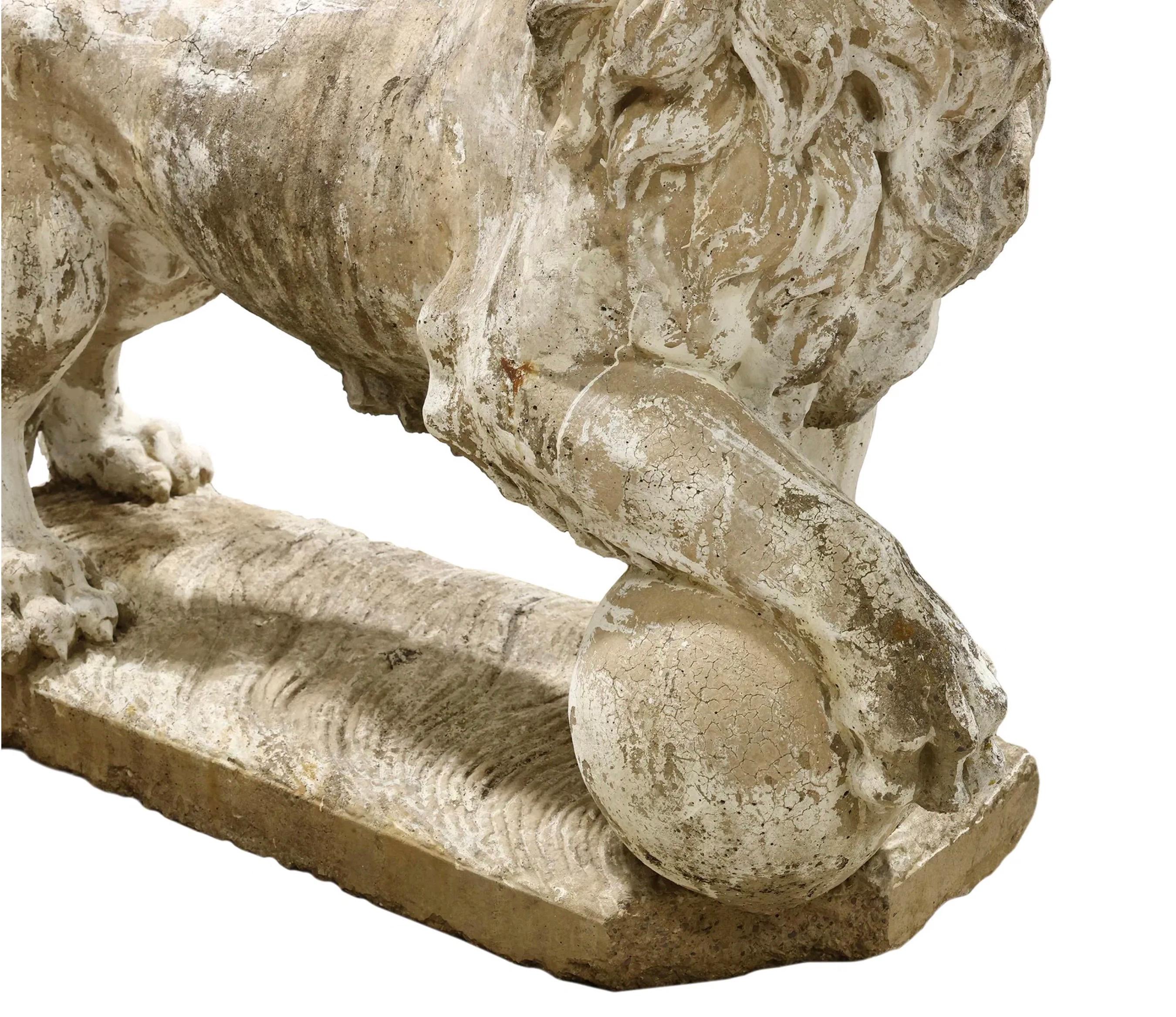 Sculpté à la main Grande statue antique de lion gardien en pierre moulée en vente