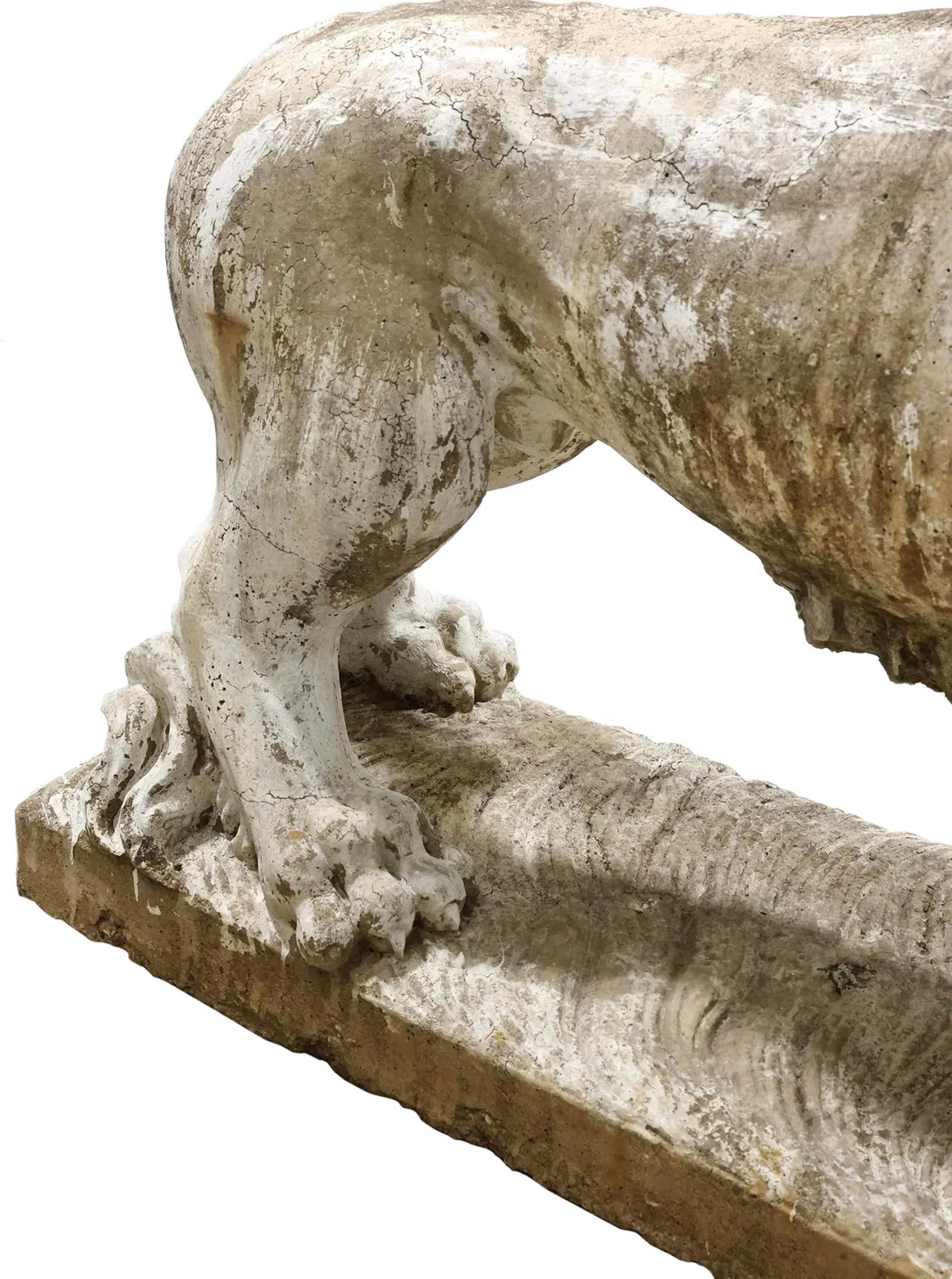 Grande statue antique de lion gardien en pierre moulée Bon état - En vente à New York, NY
