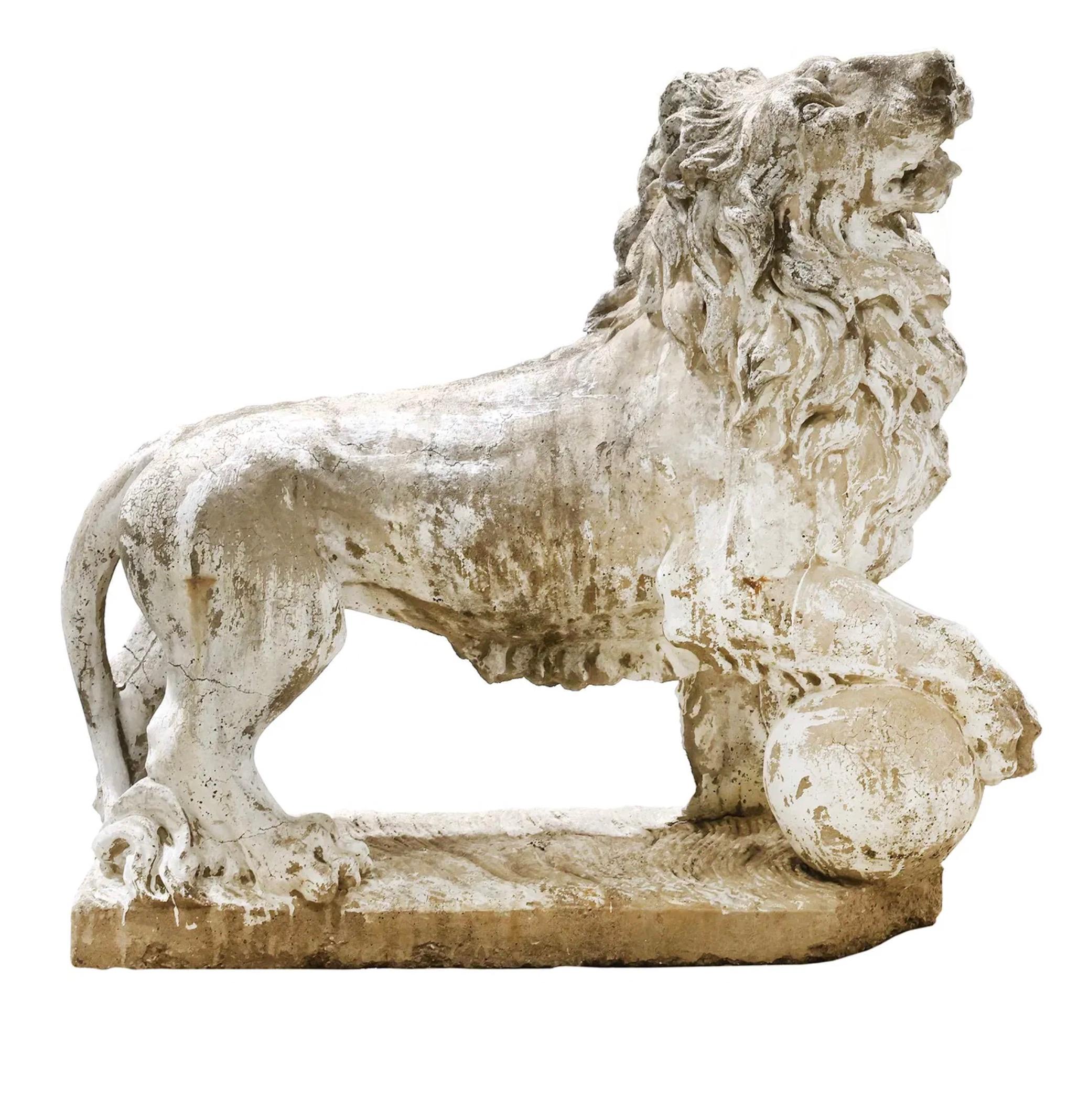 XIXe siècle Grande statue antique de lion gardien en pierre moulée en vente