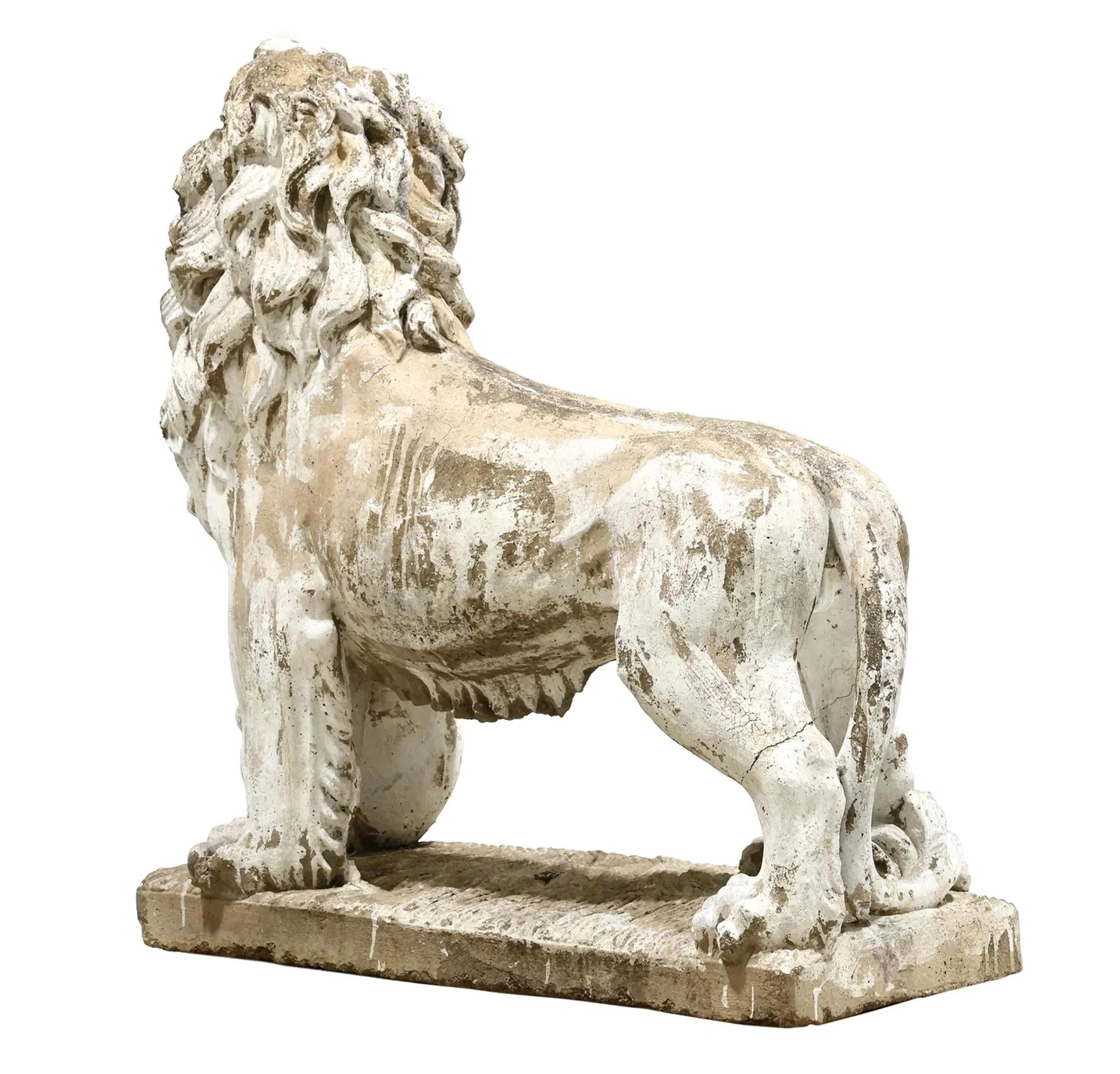 Pierre artificielle Grande statue antique de lion gardien en pierre moulée en vente