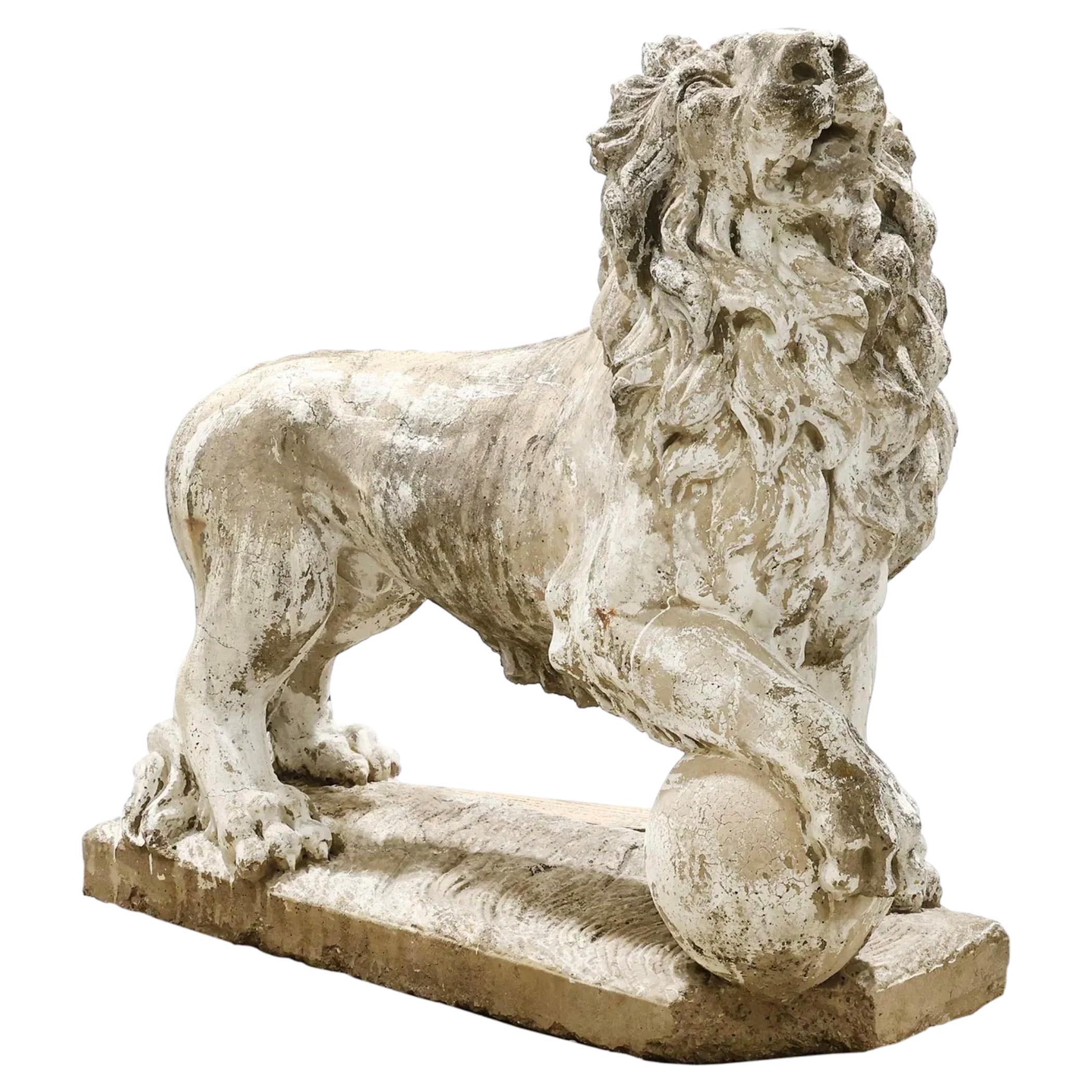Grande statue antique de lion gardien en pierre moulée en vente