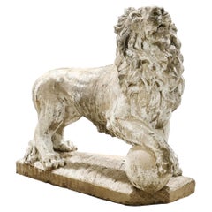 Grande statue antique de lion gardien en pierre moulée