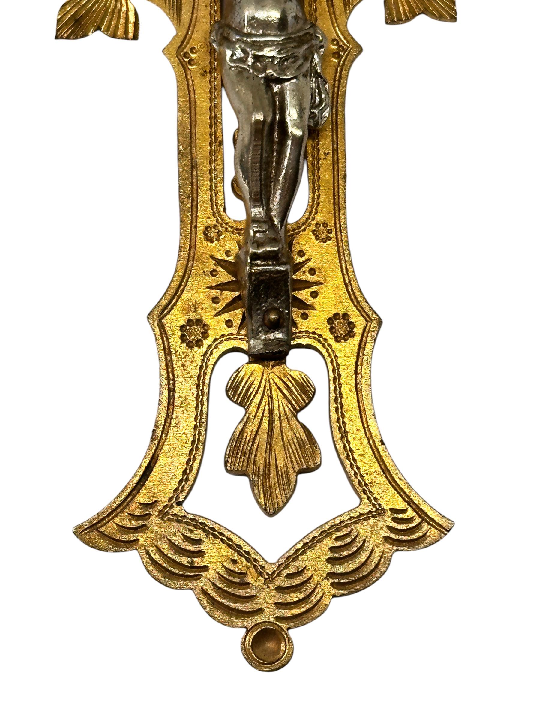 Art nouveau Grand pendentif Crucifix catholique ancien en laiton, bronze doré et nickel, Antique Autriche en vente