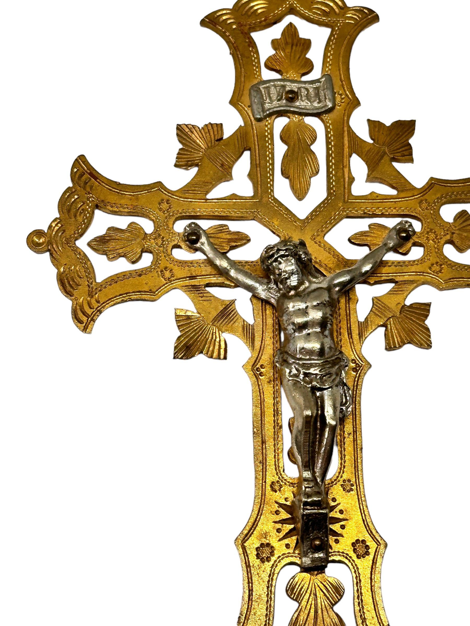 Autrichien Grand pendentif Crucifix catholique ancien en laiton, bronze doré et nickel, Antique Autriche en vente