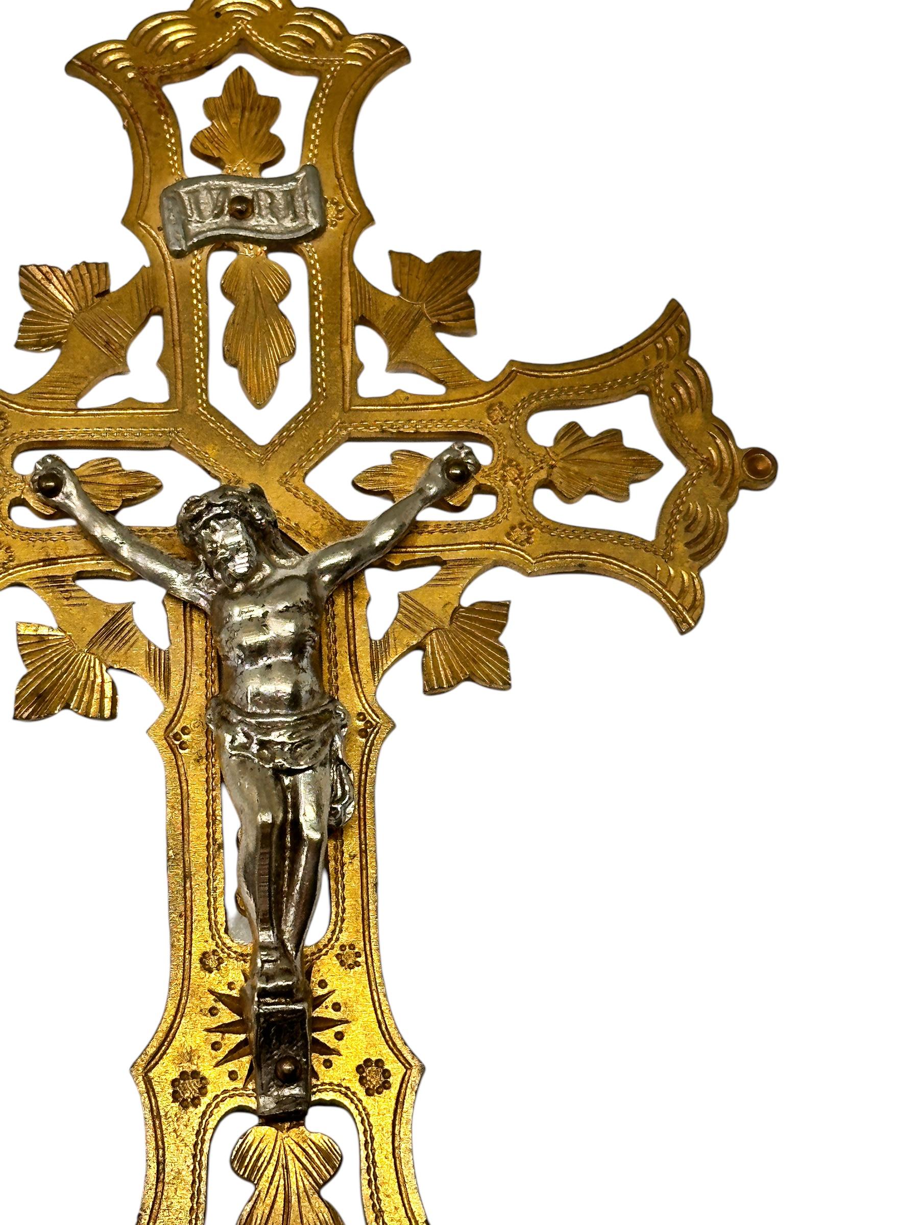 Fait main Grand pendentif Crucifix catholique ancien en laiton, bronze doré et nickel, Antique Autriche en vente