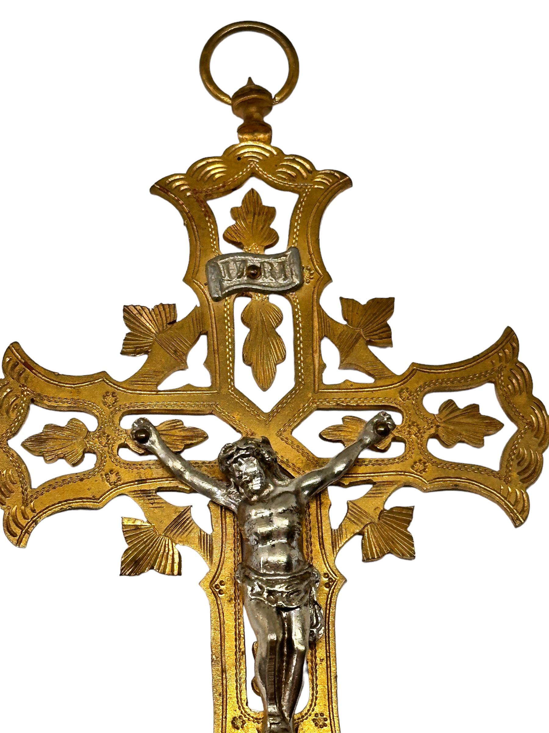 Grand pendentif Crucifix catholique ancien en laiton, bronze doré et nickel, Antique Autriche Bon état - En vente à Nuernberg, DE