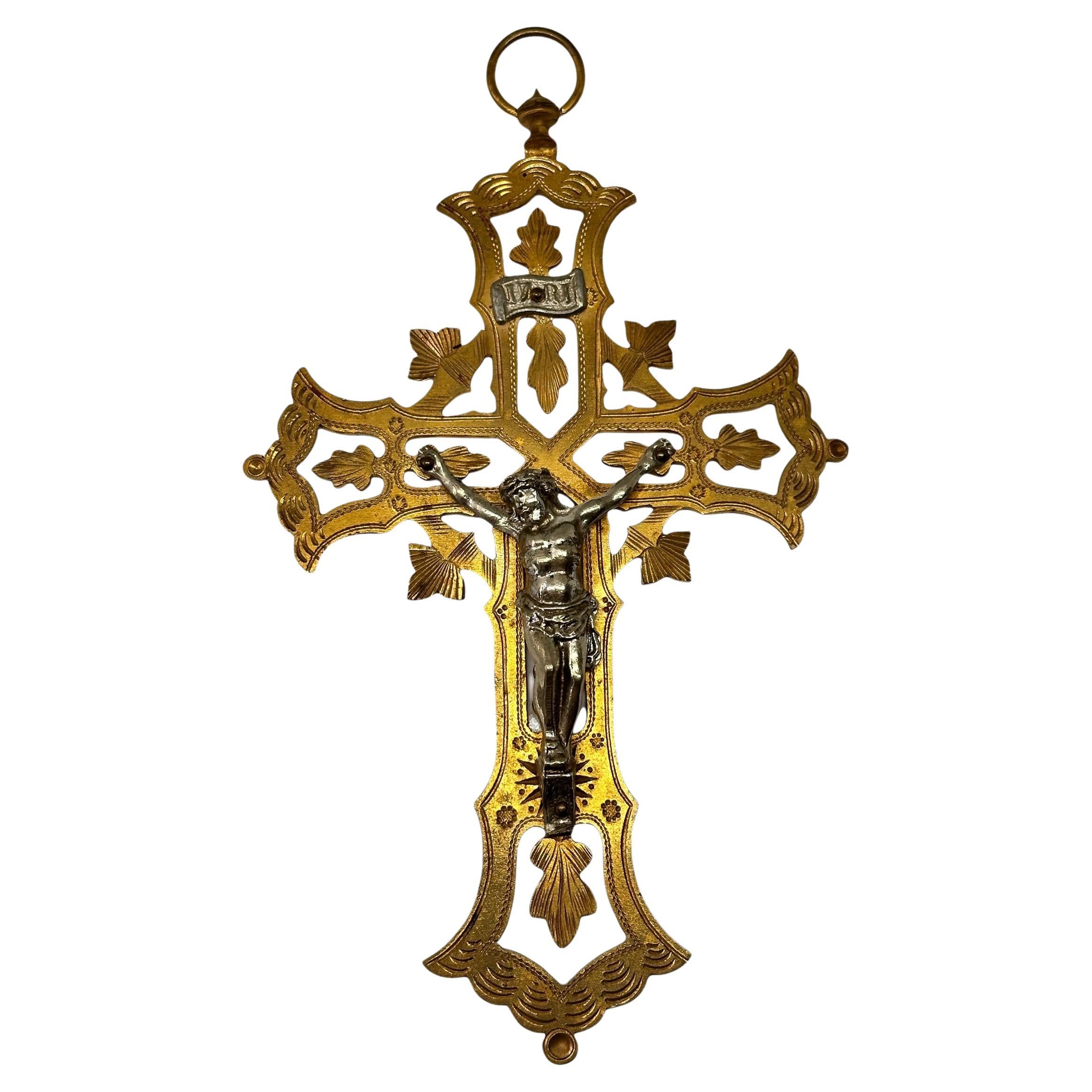Grand pendentif Crucifix catholique ancien en laiton, bronze doré et nickel, Antique Autriche en vente