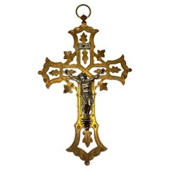 Grand pendentif Crucifix catholique ancien en laiton, bronze doré et nickel, Antique Autriche