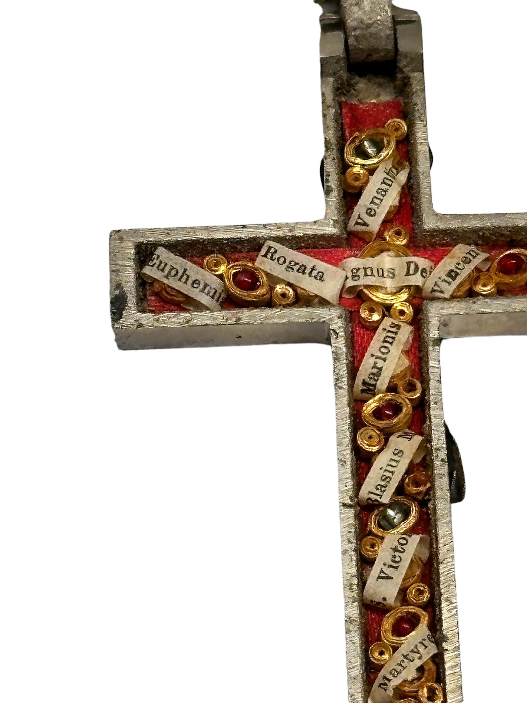 Großer antiker katholischer Reliquary-Schachtel-Kreuzfix-Anhänger mit Eleven Kreuzigungen der Heiligen im Angebot 2