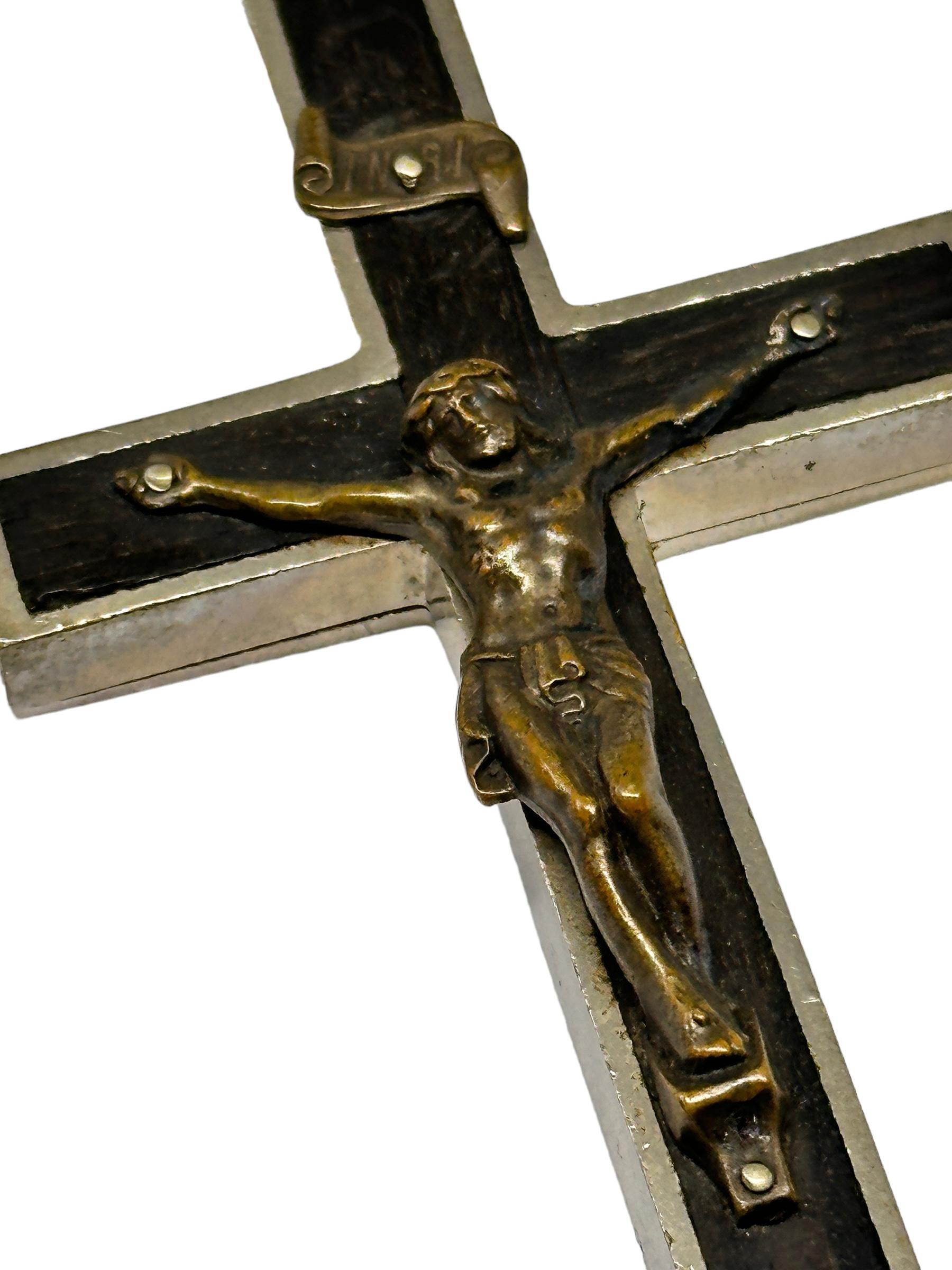 Großer antiker katholischer Reliquary-Schachtel-Kreuzfix-Anhänger mit Eleven Kreuzigungen der Heiligen (Handgefertigt) im Angebot