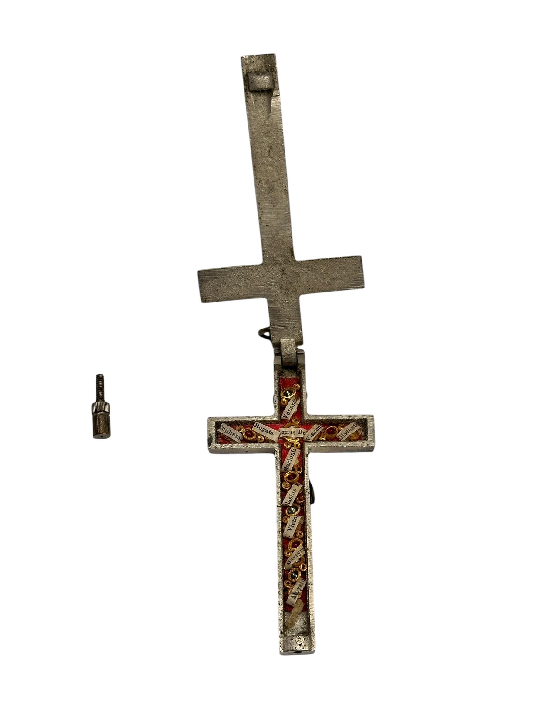 Großer antiker katholischer Reliquary-Schachtel-Kreuzfix-Anhänger mit Eleven Kreuzigungen der Heiligen (Mitte des 20. Jahrhunderts) im Angebot