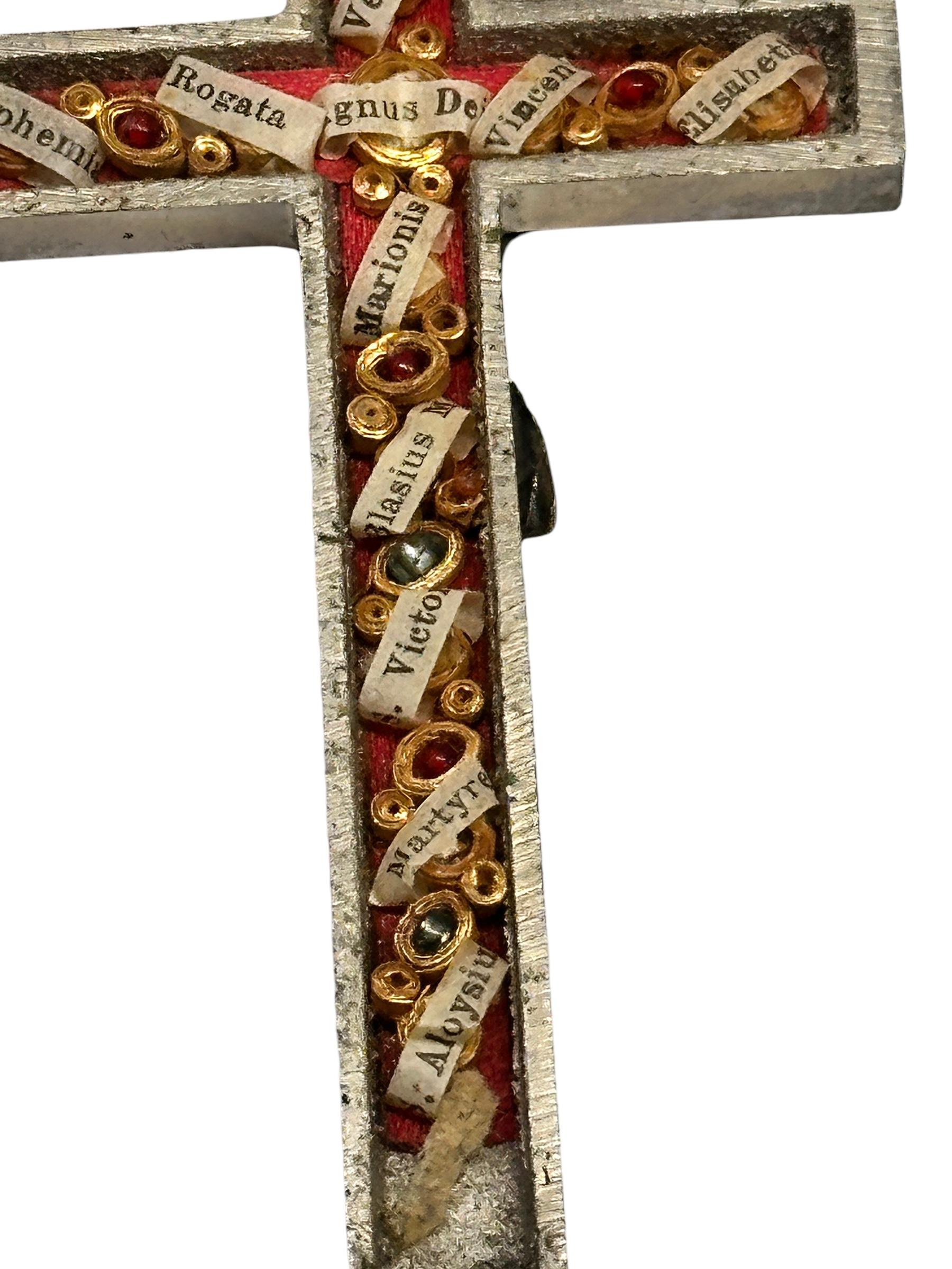 Großer antiker katholischer Reliquary-Schachtel-Kreuzfix-Anhänger mit Eleven Kreuzigungen der Heiligen im Angebot 1