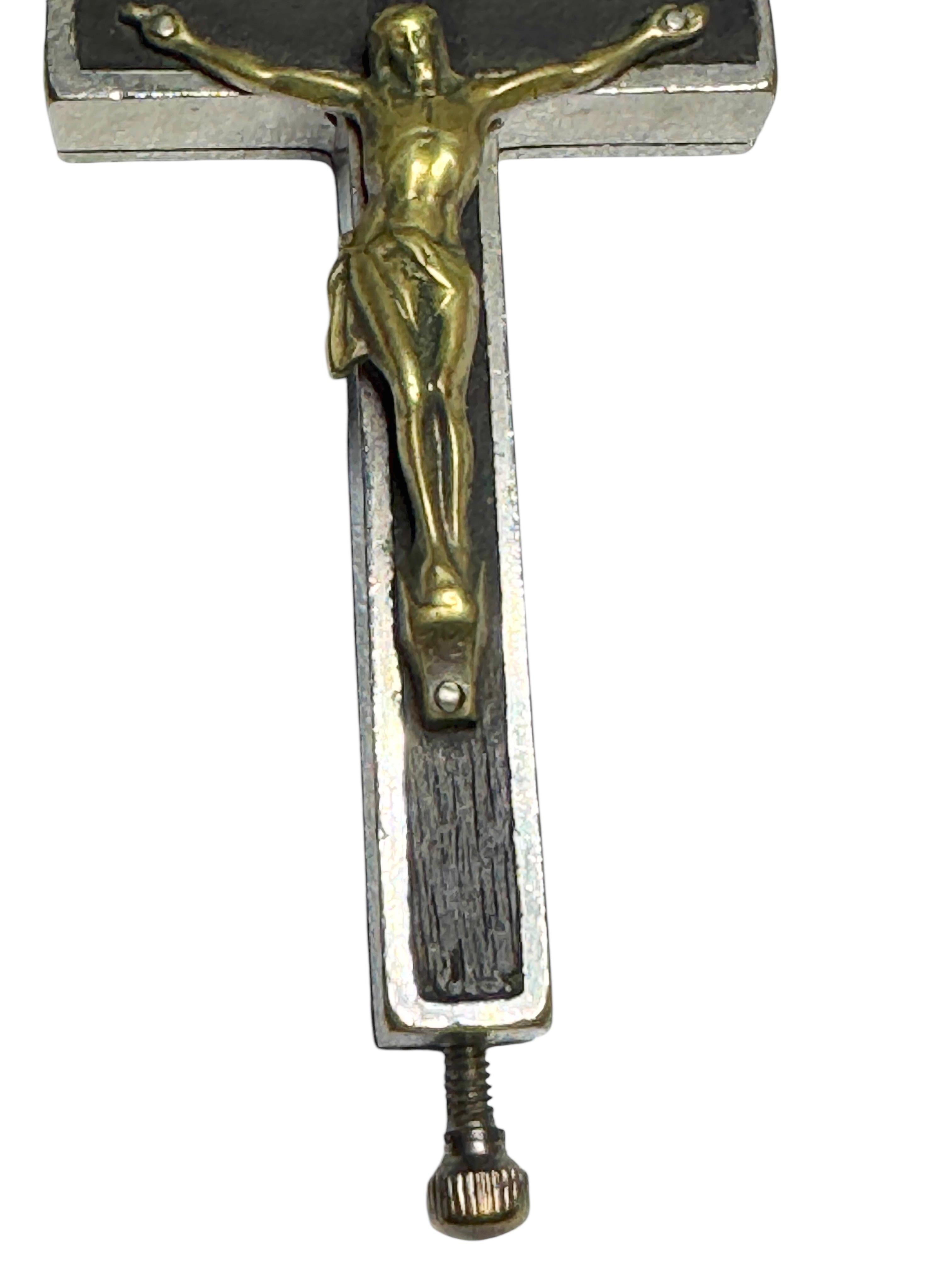 Grande ciondolo antico cattolico a forma di crocifisso con 10 reliquie di santi in vendita 2