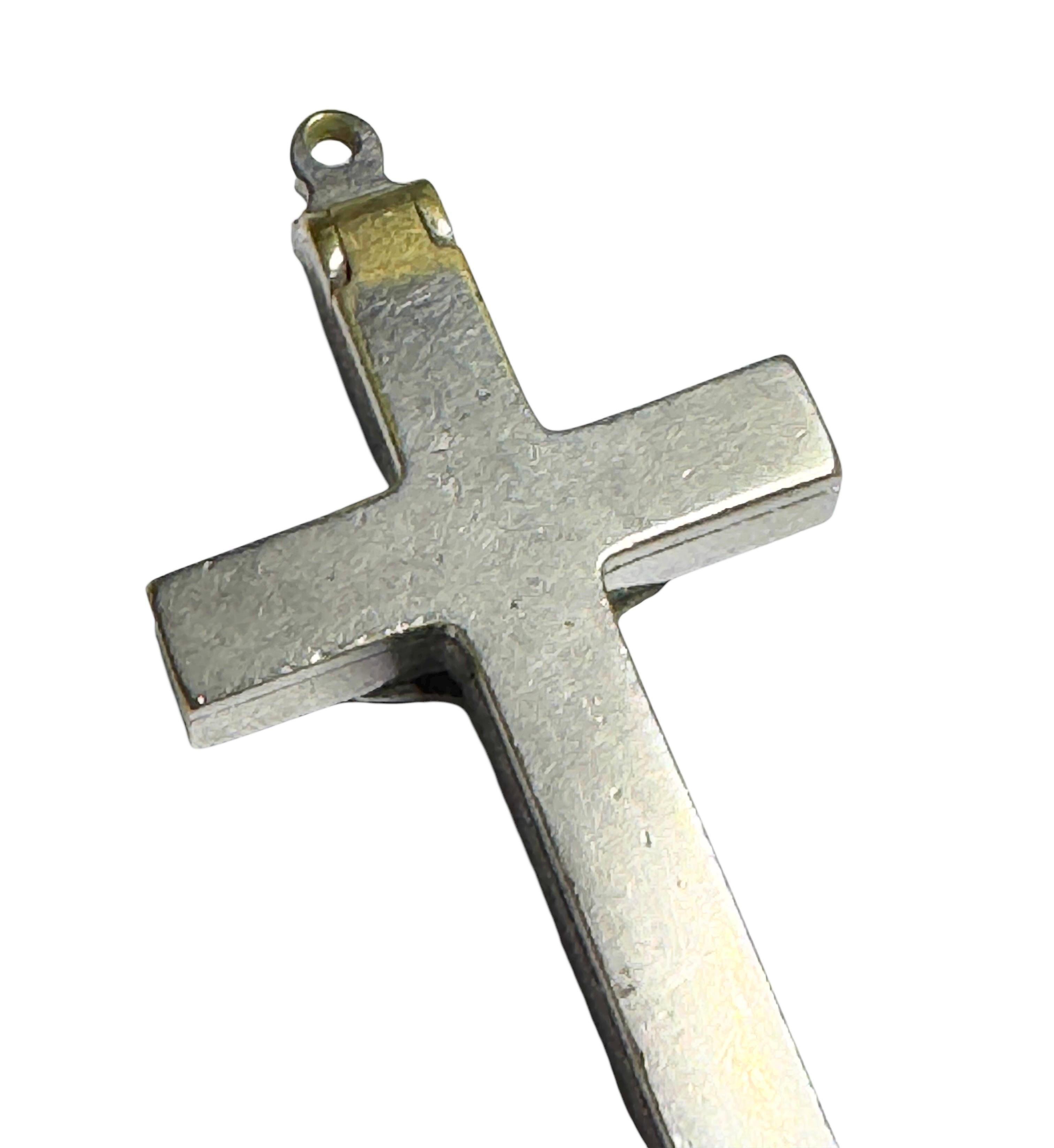 Grande ciondolo antico cattolico a forma di crocifisso con 10 reliquie di santi in vendita 4