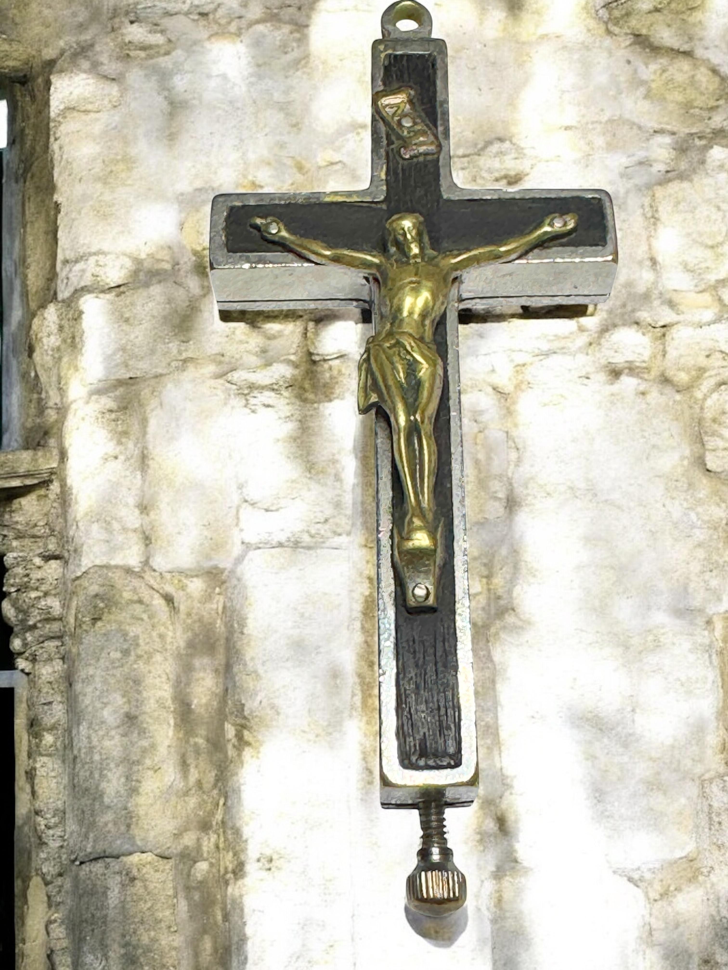 Grande ciondolo antico cattolico a forma di crocifisso con 10 reliquie di santi in vendita 5