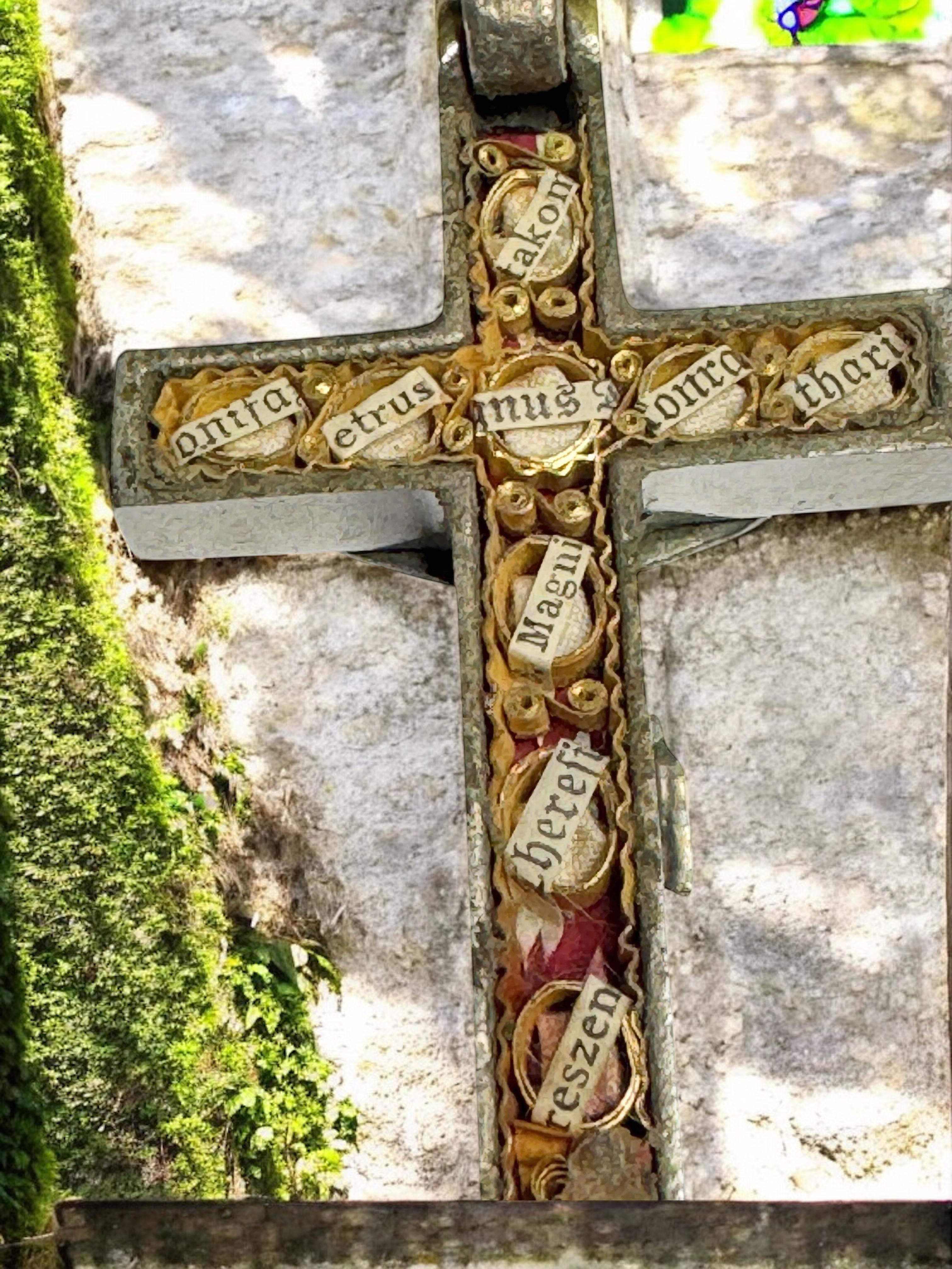Grande ciondolo antico cattolico a forma di crocifisso con 10 reliquie di santi in vendita 7