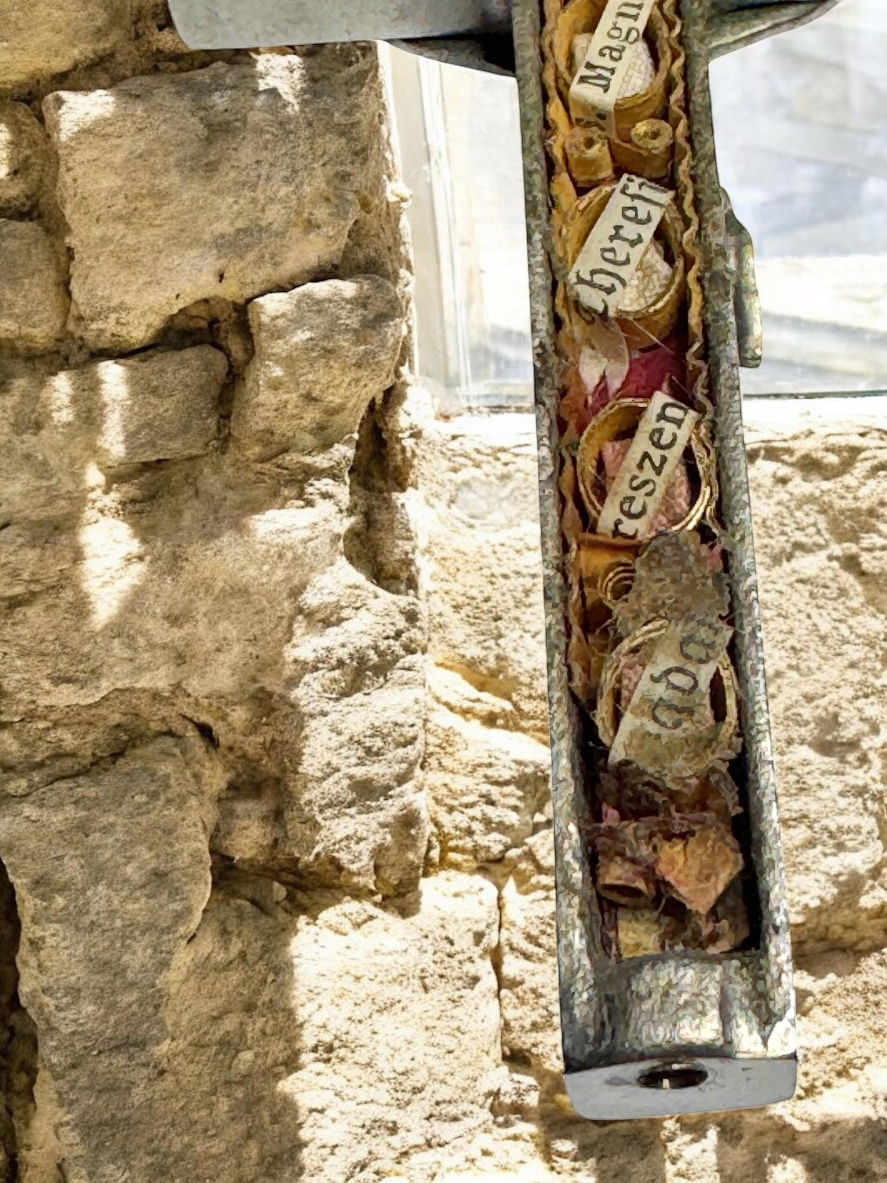 Grande ciondolo antico cattolico a forma di crocifisso con 10 reliquie di santi in vendita 8